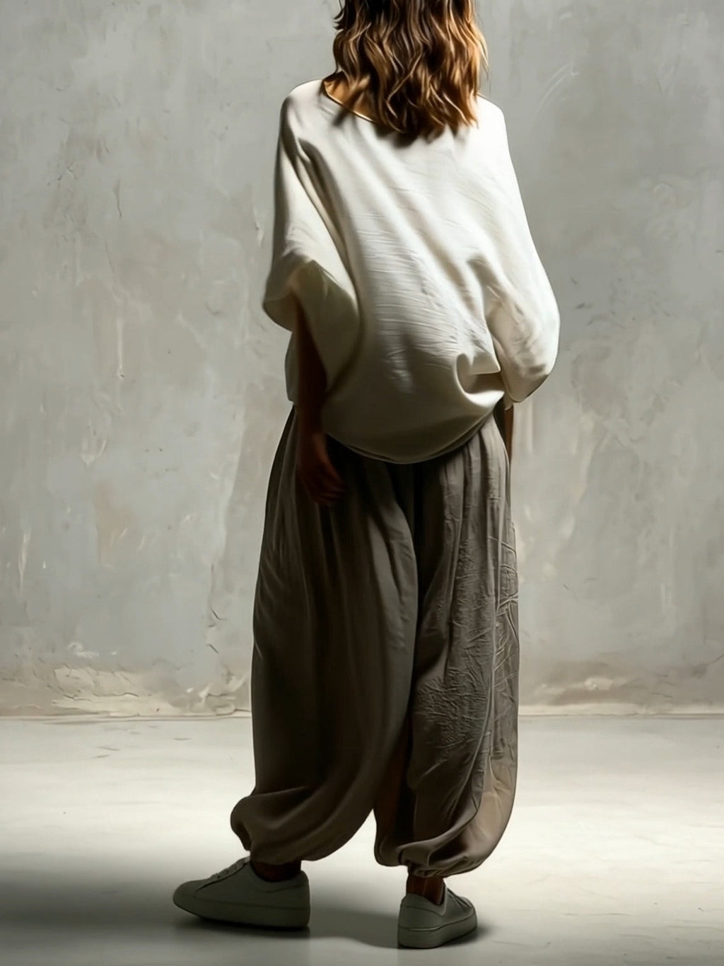 Ensemble haut blanc à manches chauve-souris et pantalon sarouel kaki