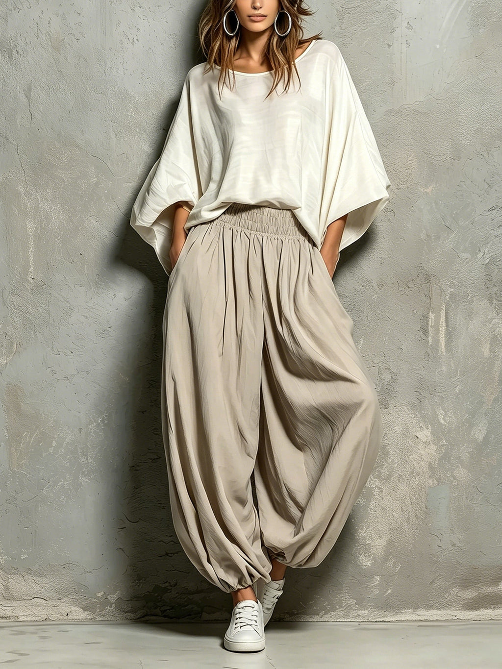 Ensemble haut blanc à manches chauve-souris et pantalon sarouel kaki