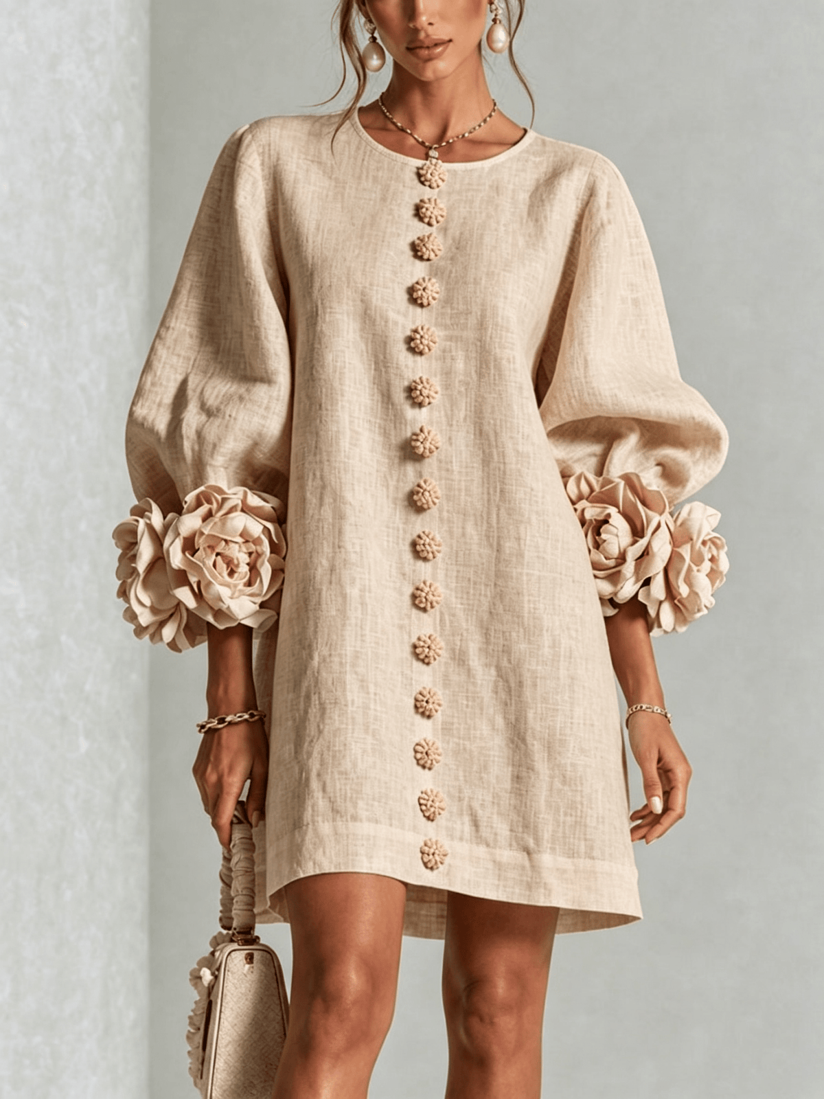 Minirobe à imprimé floral et boutons, avec poignets à motifs floraux saisissants.