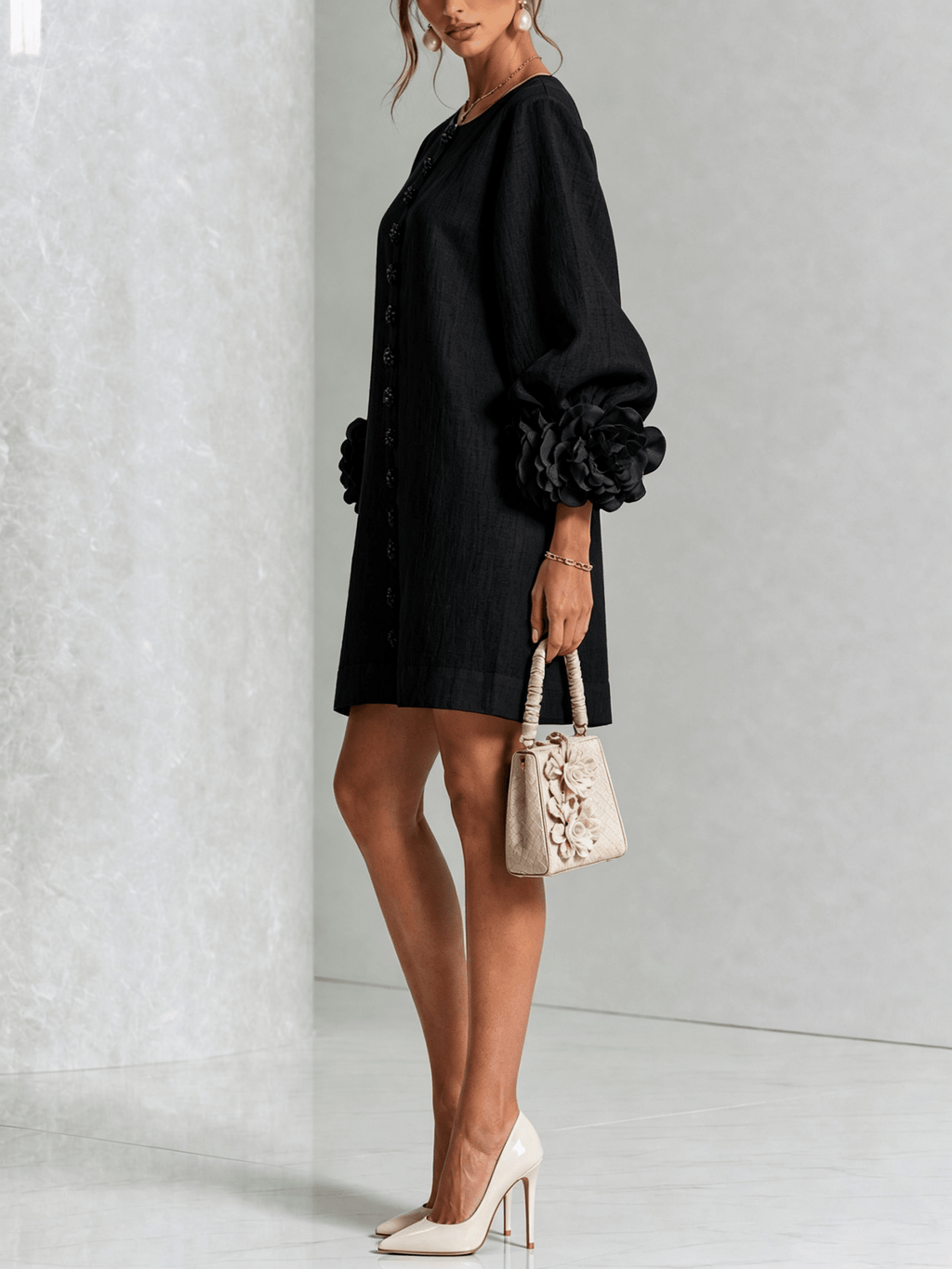 Minirobe à imprimé floral et boutons, avec poignets à motifs floraux saisissants.