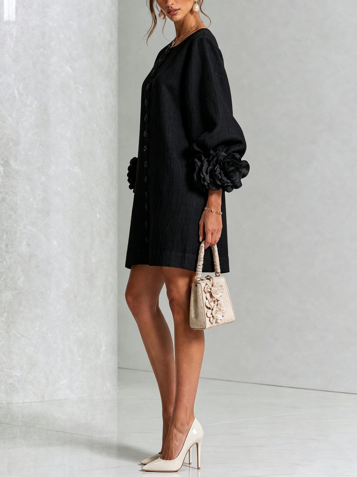 Robe courte noire avec boutons floraux et poignets originaux