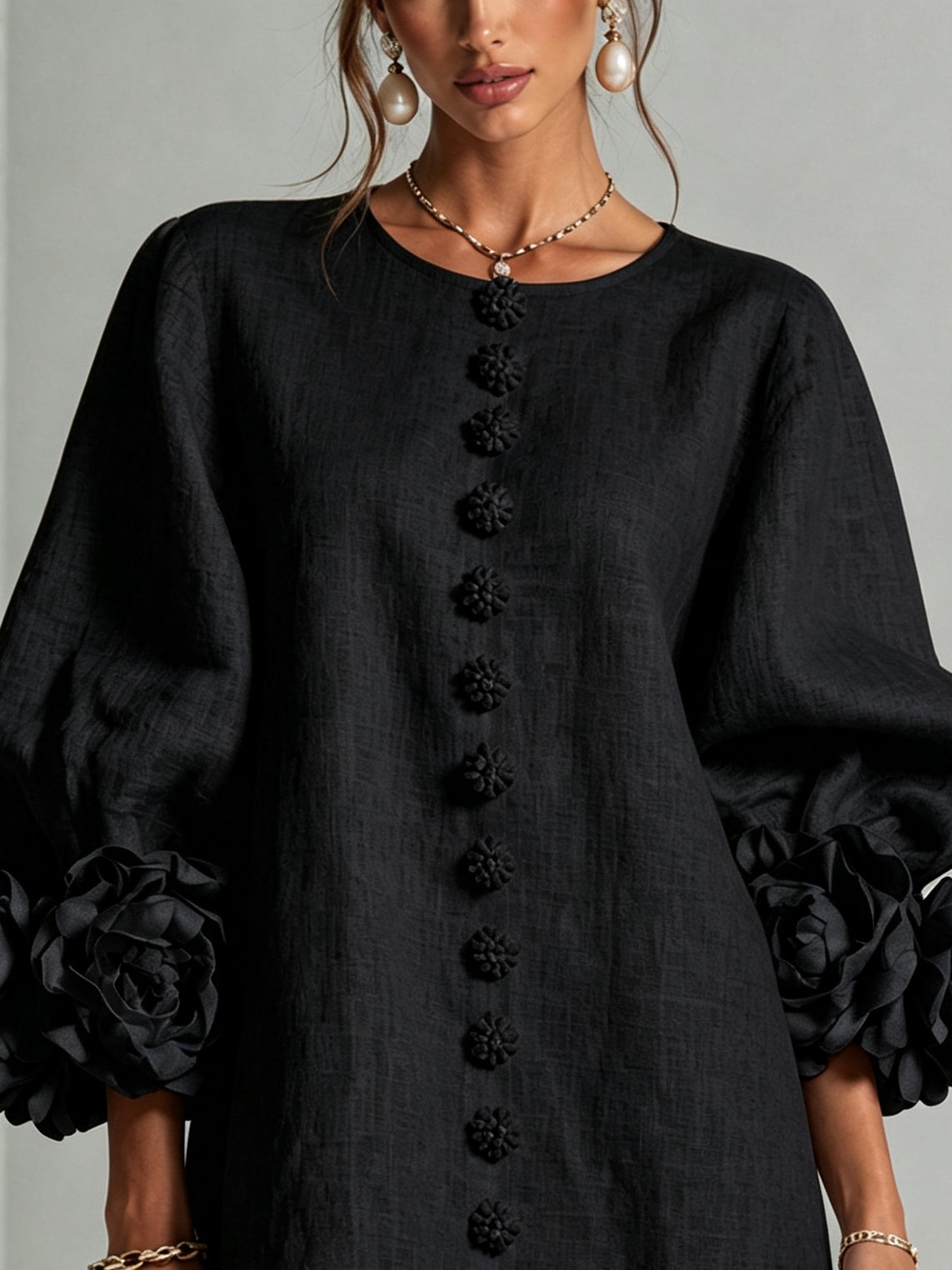 Robe courte noire avec boutons floraux et poignets originaux