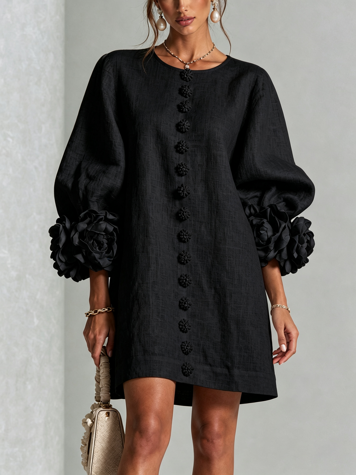 Robe courte noire avec boutons floraux et poignets originaux