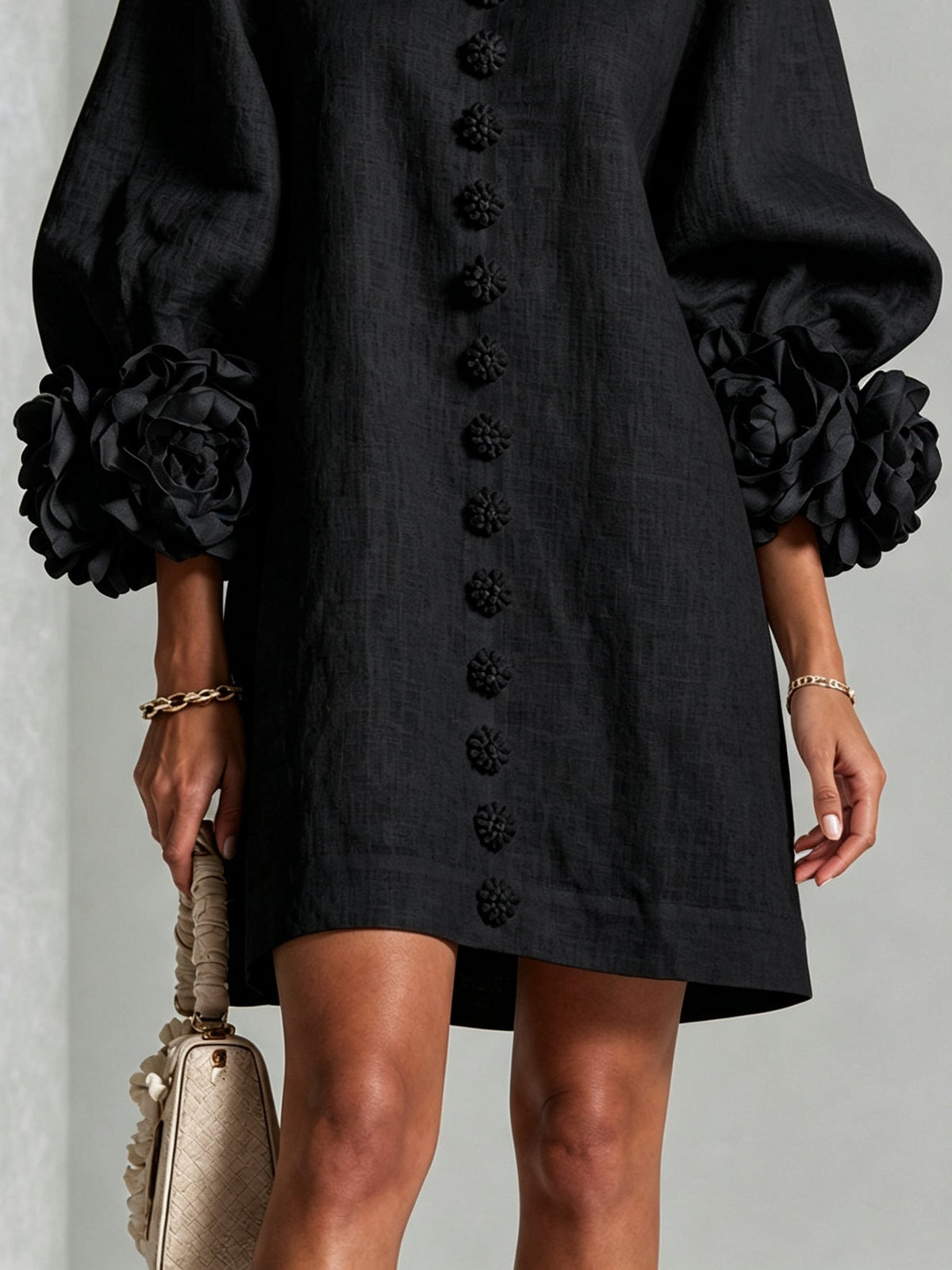 Robe courte noire avec boutons floraux et poignets originaux