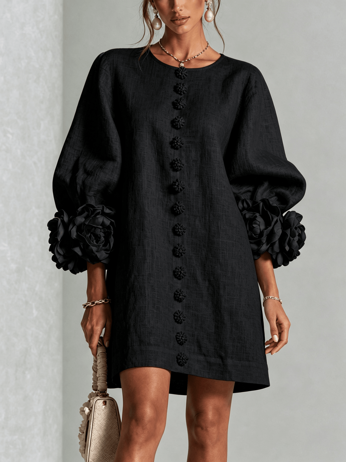 Minirobe à imprimé floral et boutons, avec poignets à motifs floraux saisissants.