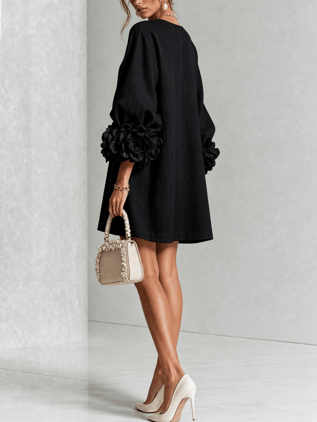 Minirobe à imprimé floral et boutons, avec poignets à motifs floraux saisissants.