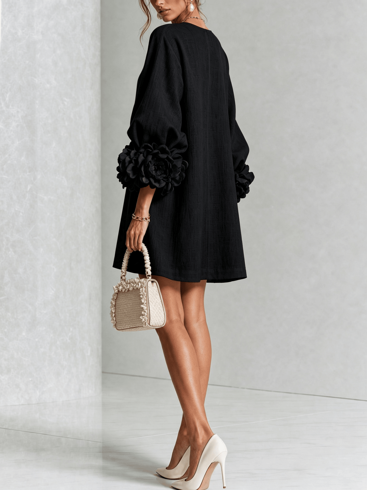 Minirobe à imprimé floral et boutons, avec poignets à motifs floraux saisissants.