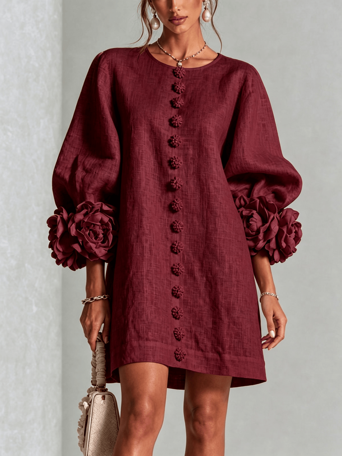 Minirobe à imprimé floral et boutons, avec poignets à motifs floraux saisissants.