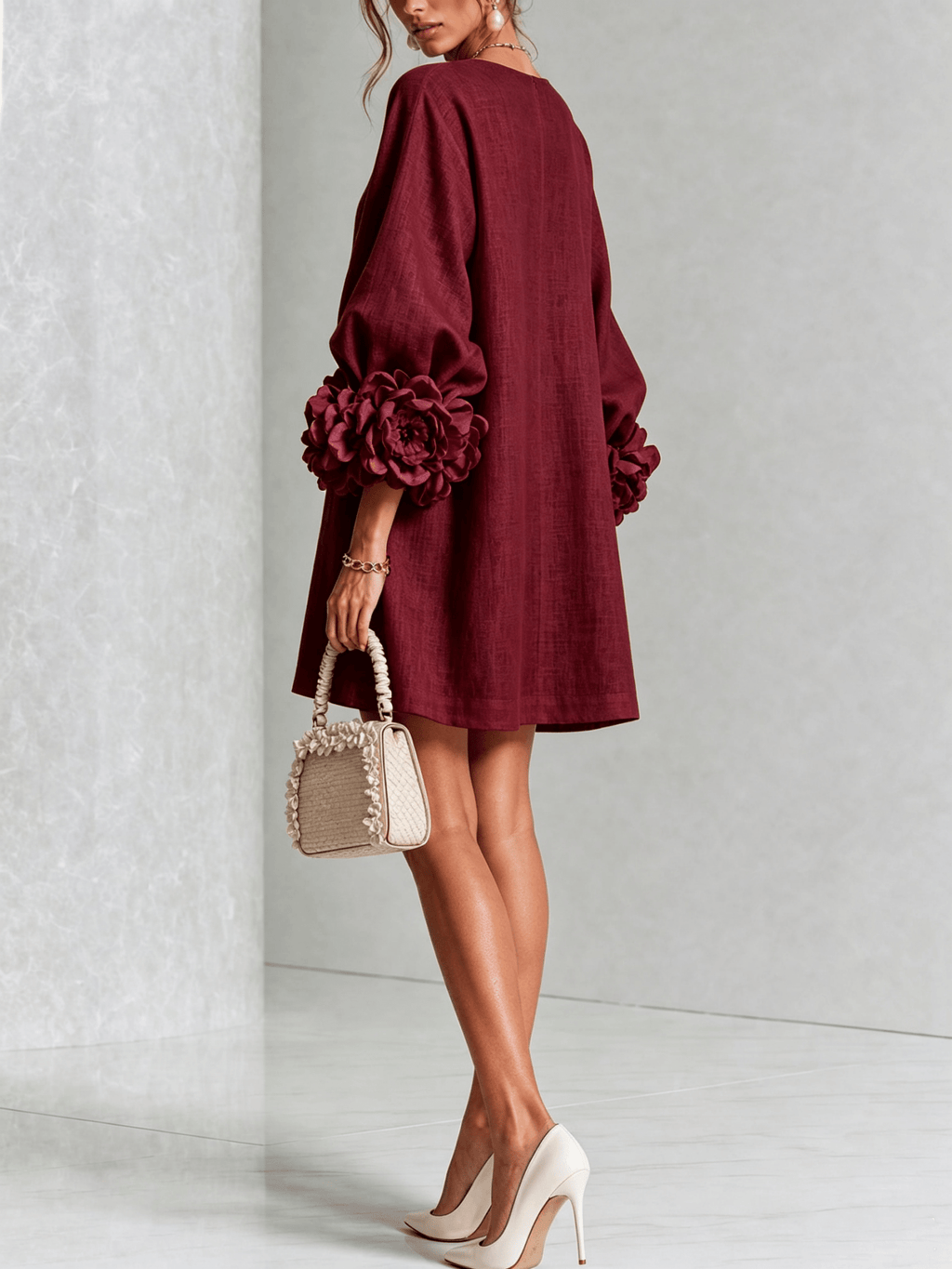 Minirobe à imprimé floral et boutons, avec poignets à motifs floraux saisissants.