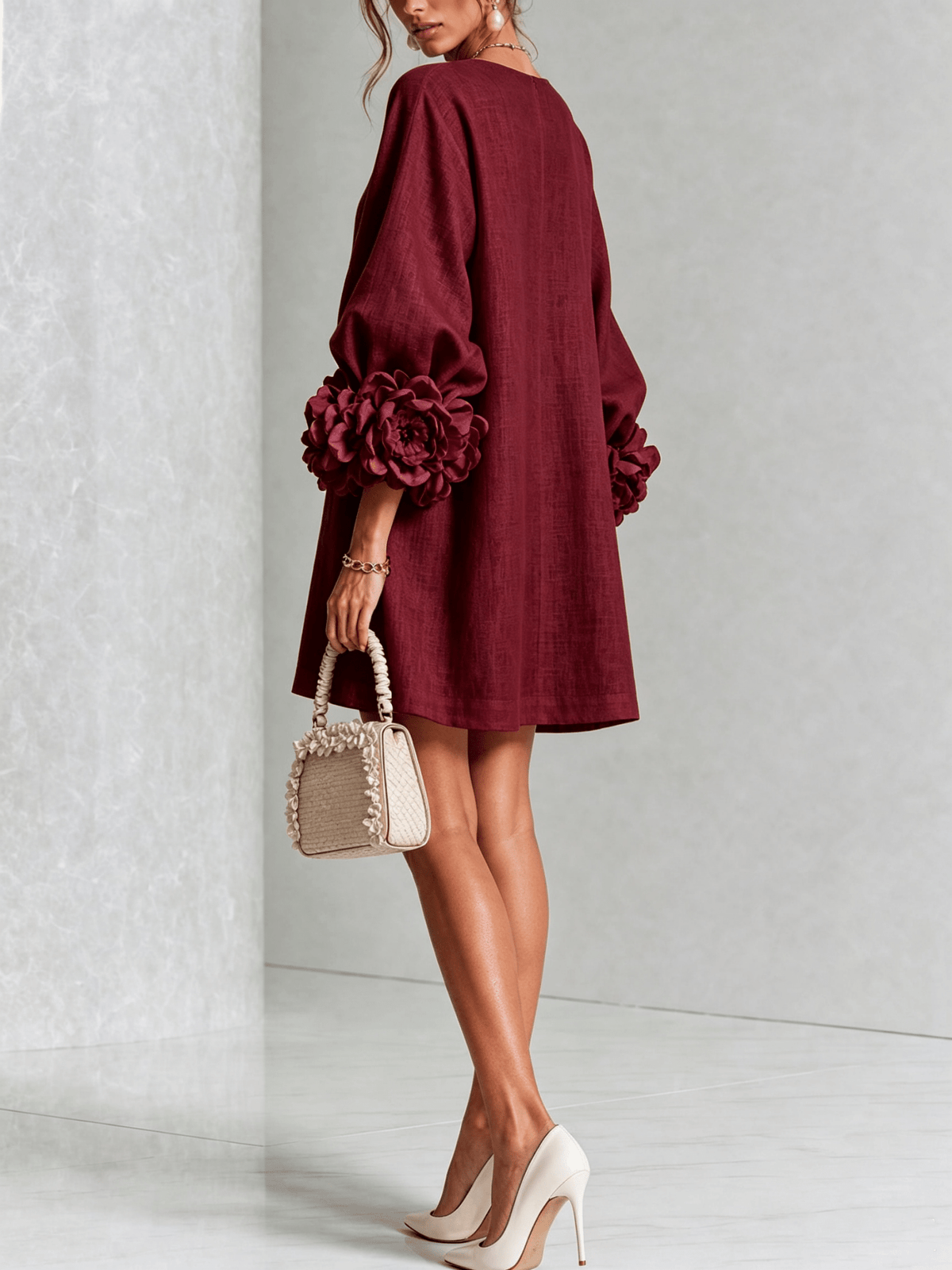 Minirobe à imprimé floral et boutons, avec poignets à motifs floraux saisissants.