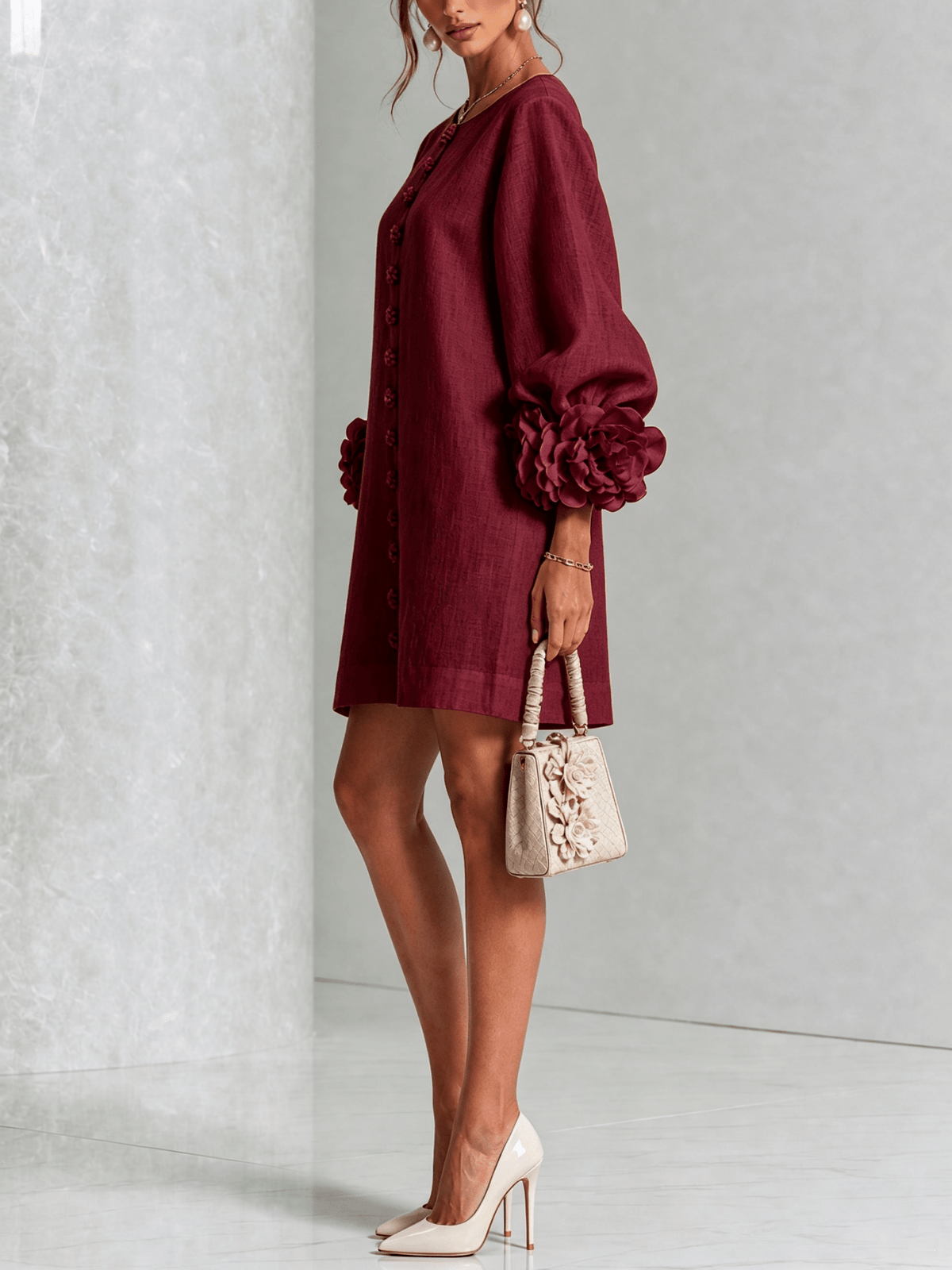 Minirobe à imprimé floral et boutons, avec poignets à motifs floraux saisissants.