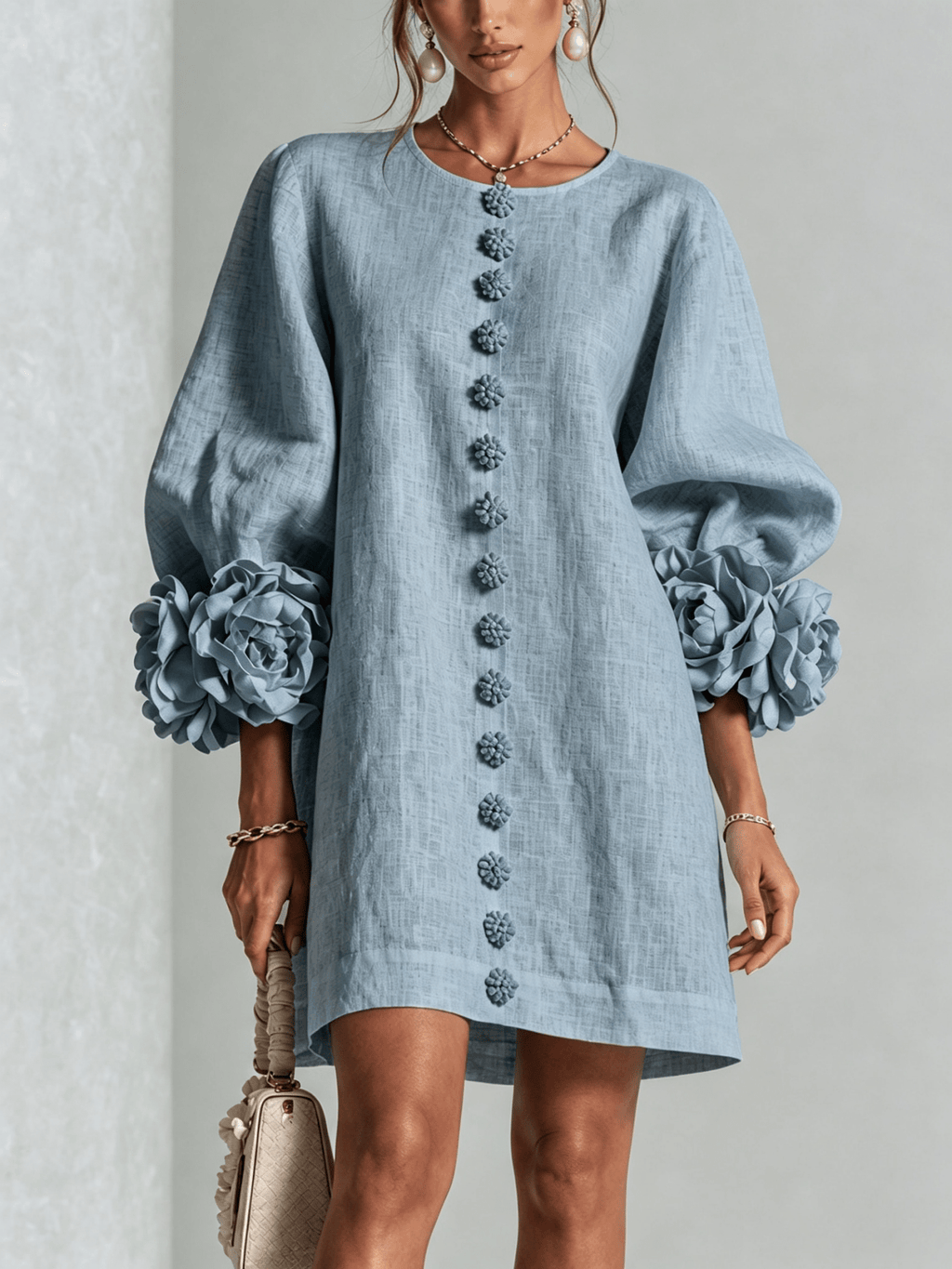 Minirobe à imprimé floral et boutons, avec poignets à motifs floraux saisissants.