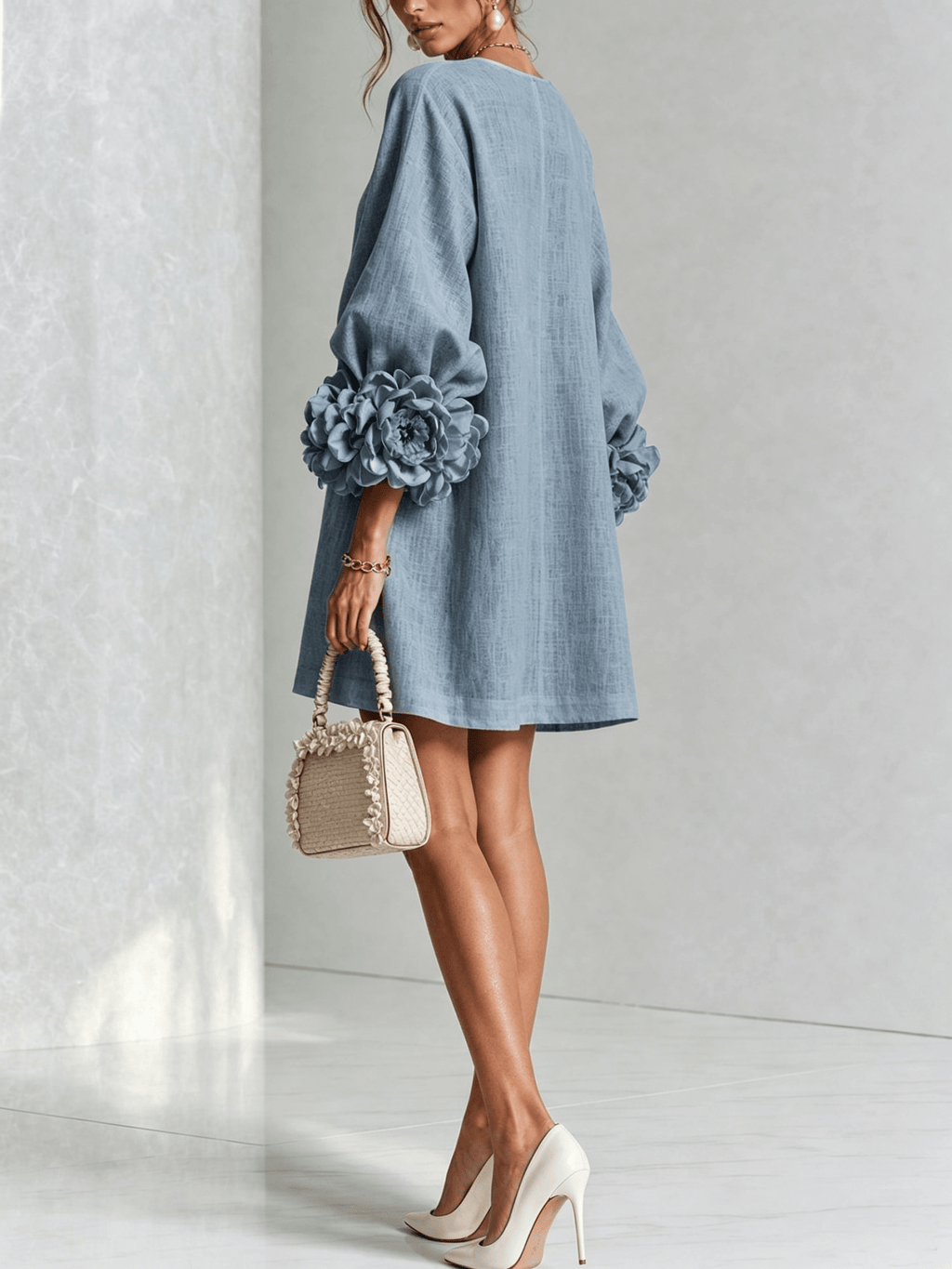 Minirobe à imprimé floral et boutons, avec poignets à motifs floraux saisissants.