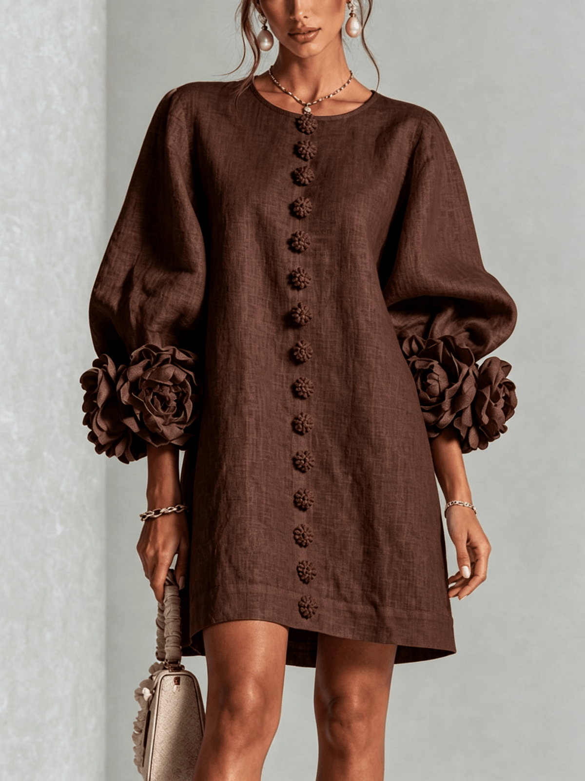 Minirobe à imprimé floral et boutons, avec poignets à motifs floraux saisissants.