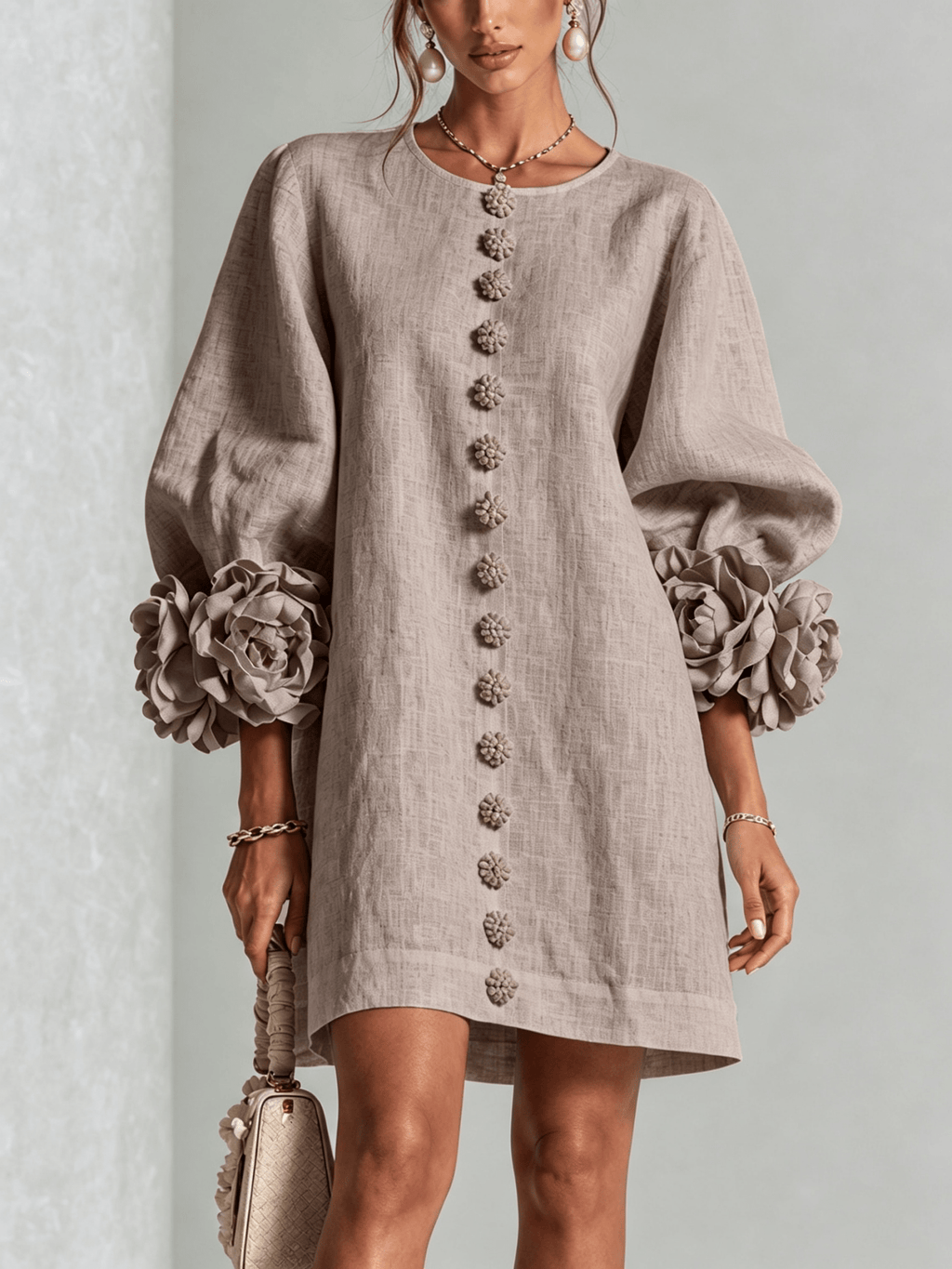 Minirobe à imprimé floral et boutons, avec poignets à motifs floraux saisissants.