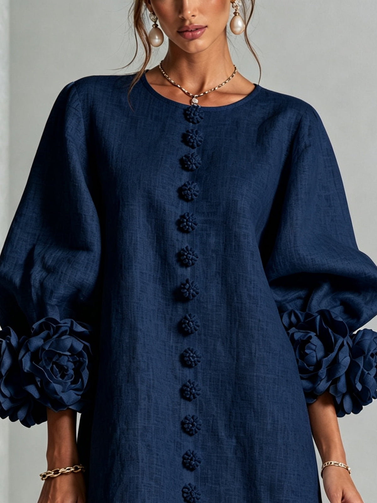Robe courte bleu marine avec boutons floraux et poignets originaux