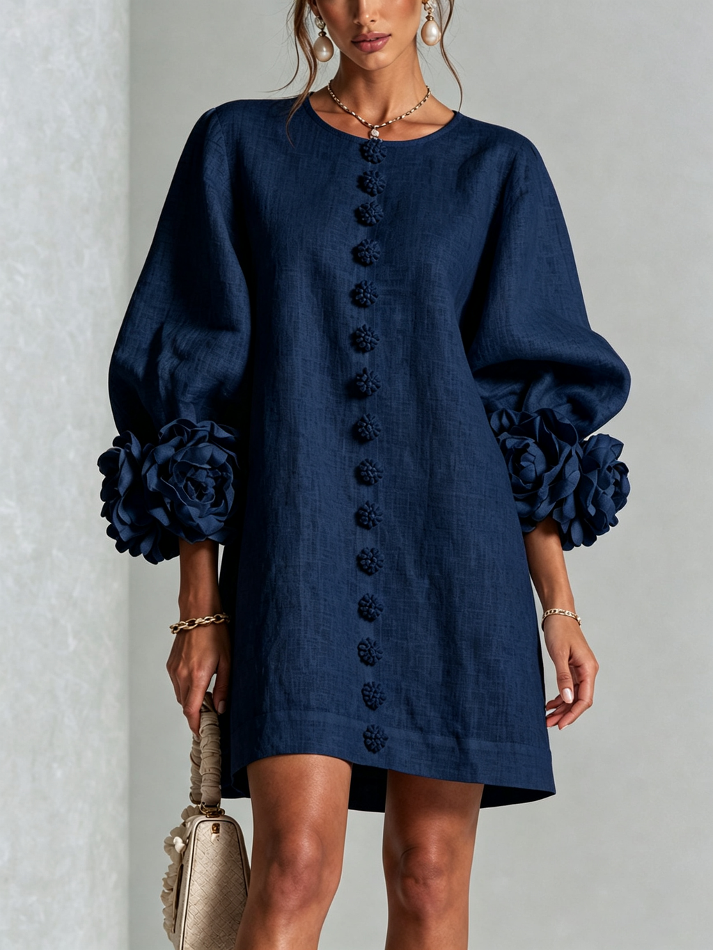 Robe courte bleu marine avec boutons floraux et poignets originaux