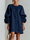 Robe courte bleu marine avec boutons floraux et poignets originaux