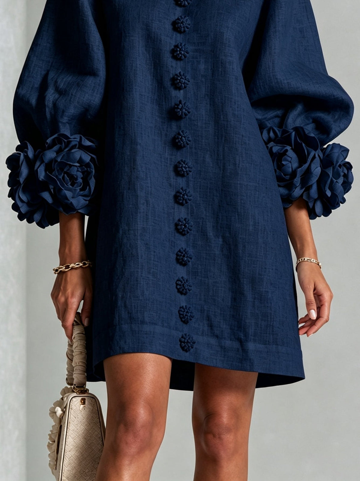 Robe courte bleu marine avec boutons floraux et poignets originaux