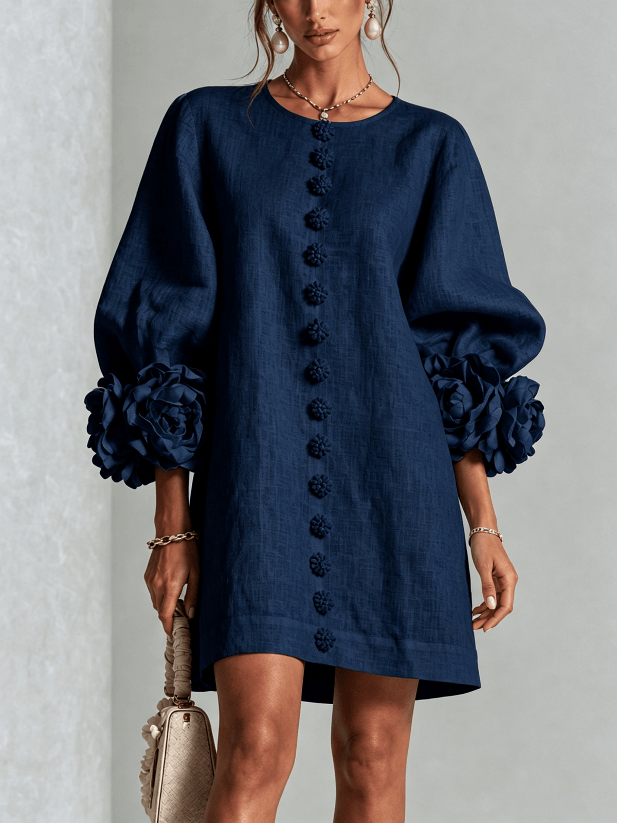 Minirobe à imprimé floral et boutons, avec poignets à motifs floraux saisissants.