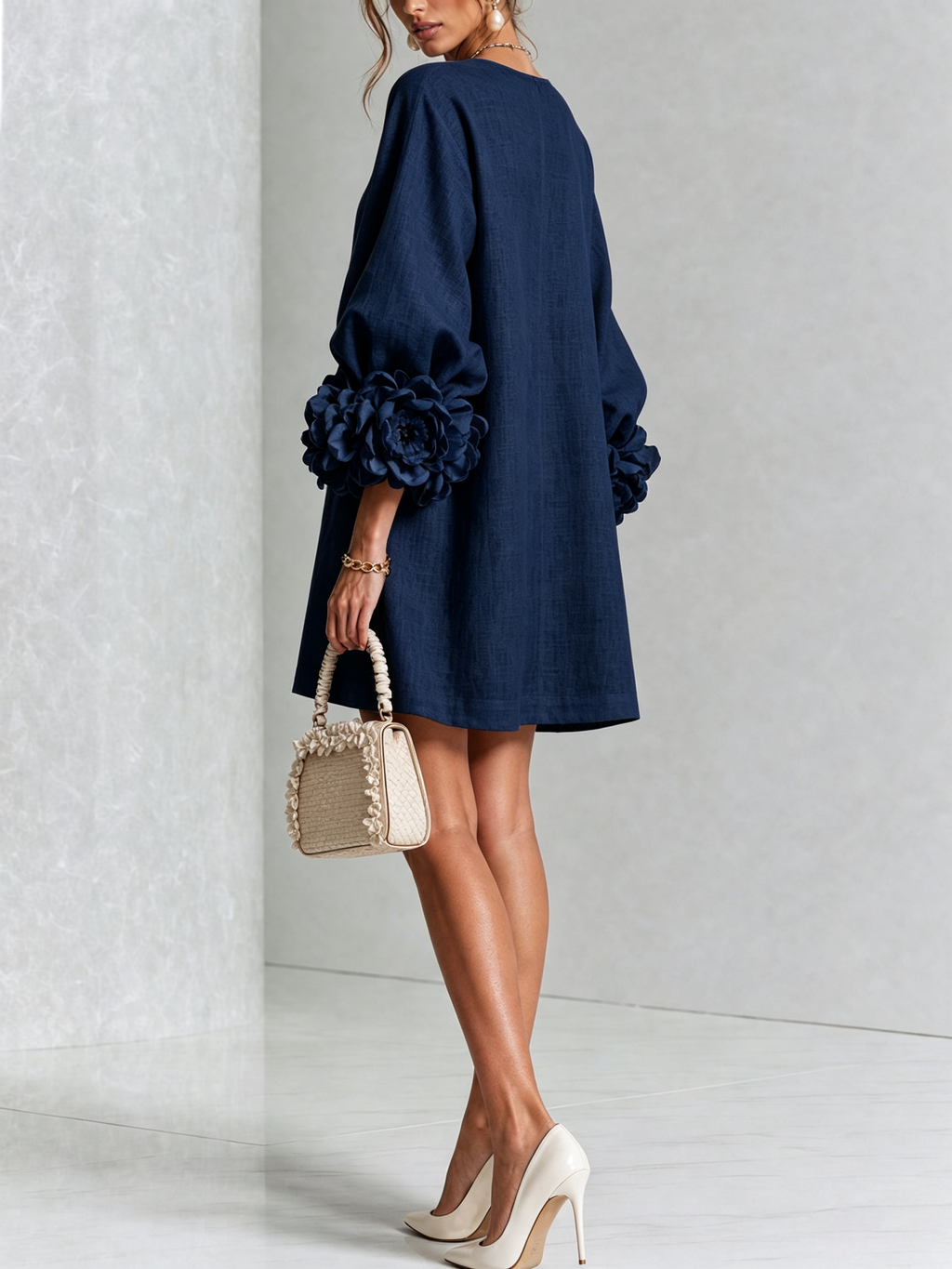 Robe courte bleu marine avec boutons floraux et poignets originaux