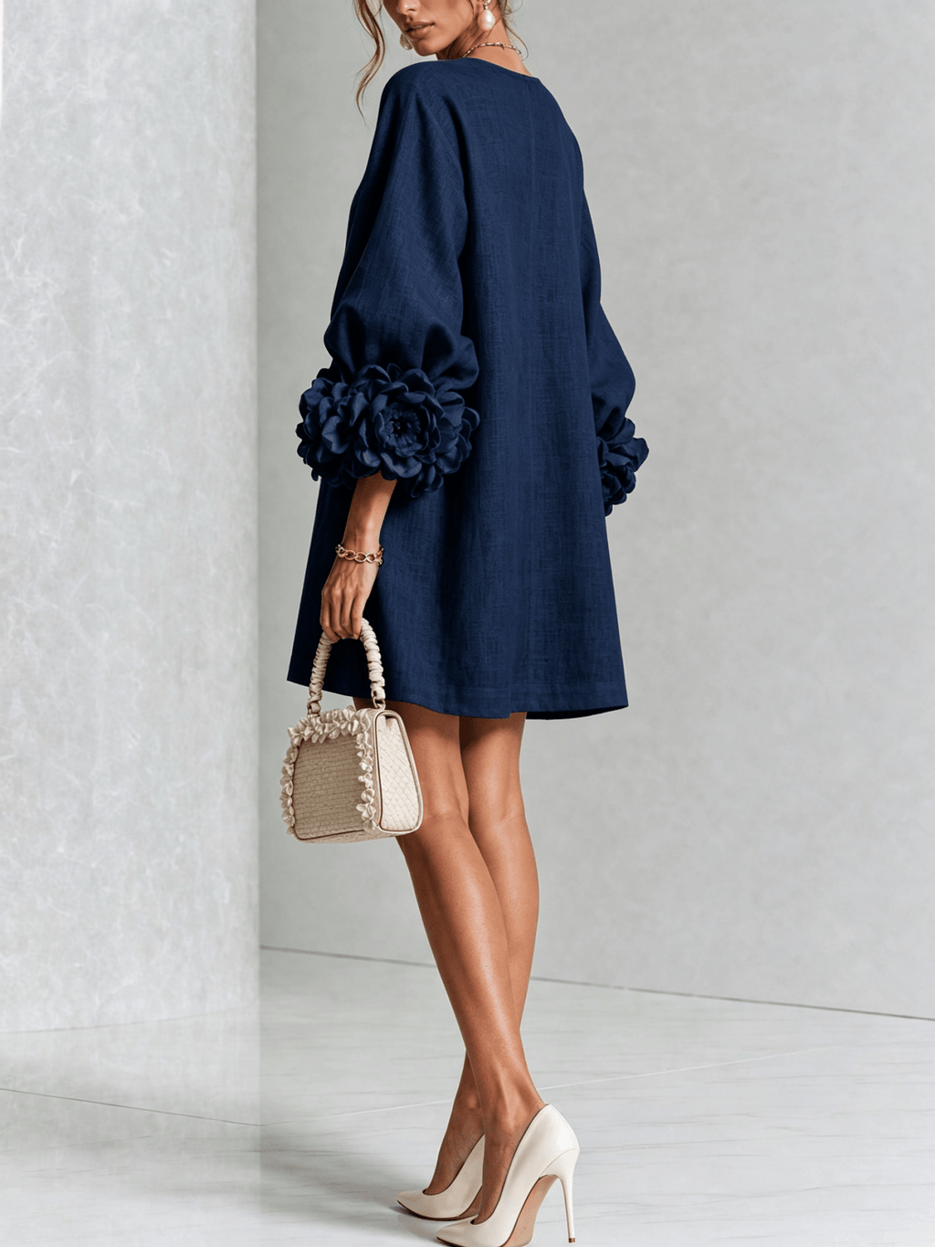 Minirobe à imprimé floral et boutons, avec poignets à motifs floraux saisissants.