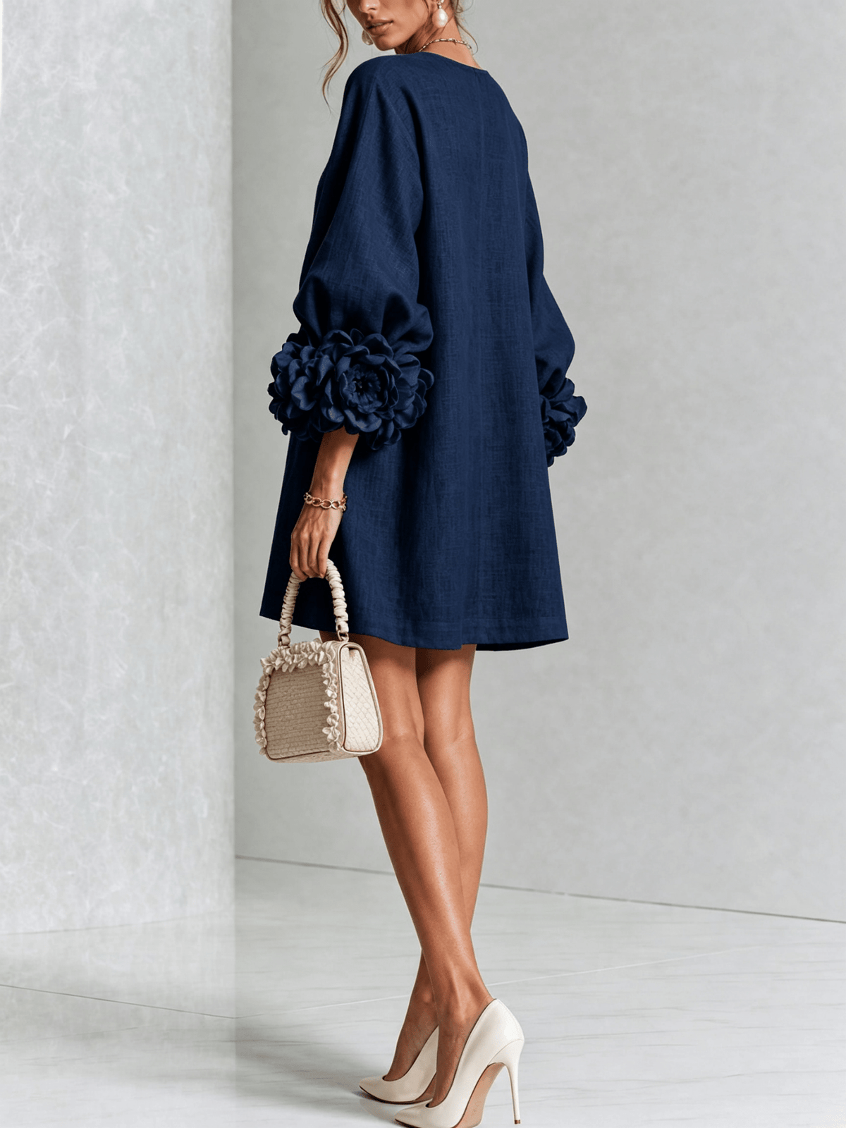 Minirobe à imprimé floral et boutons, avec poignets à motifs floraux saisissants.