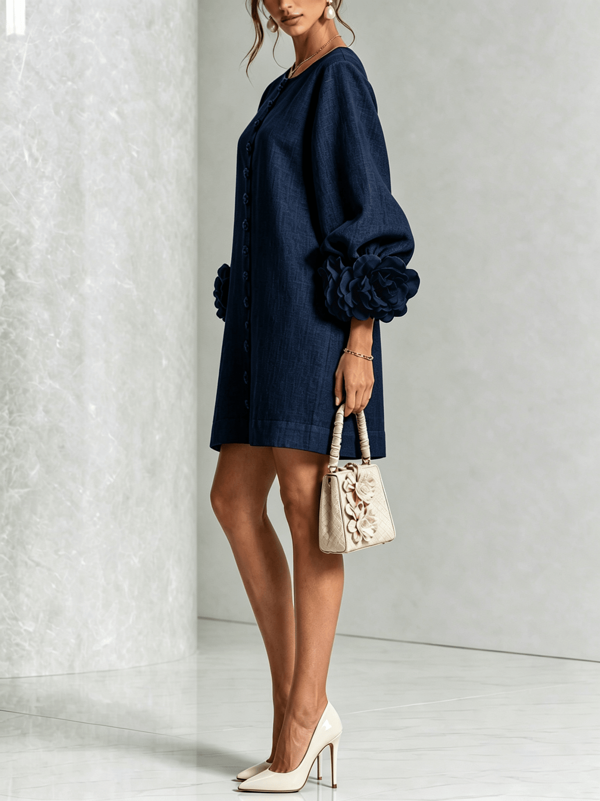 Minirobe à imprimé floral et boutons, avec poignets à motifs floraux saisissants.