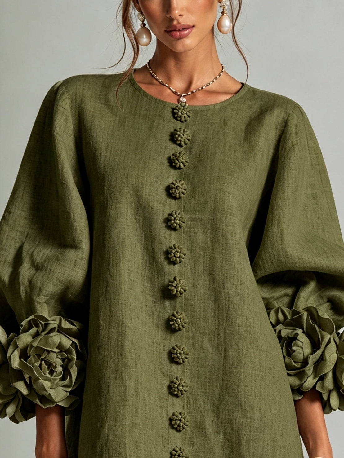 Robe courte vert olive avec boutons floraux et poignets originaux
