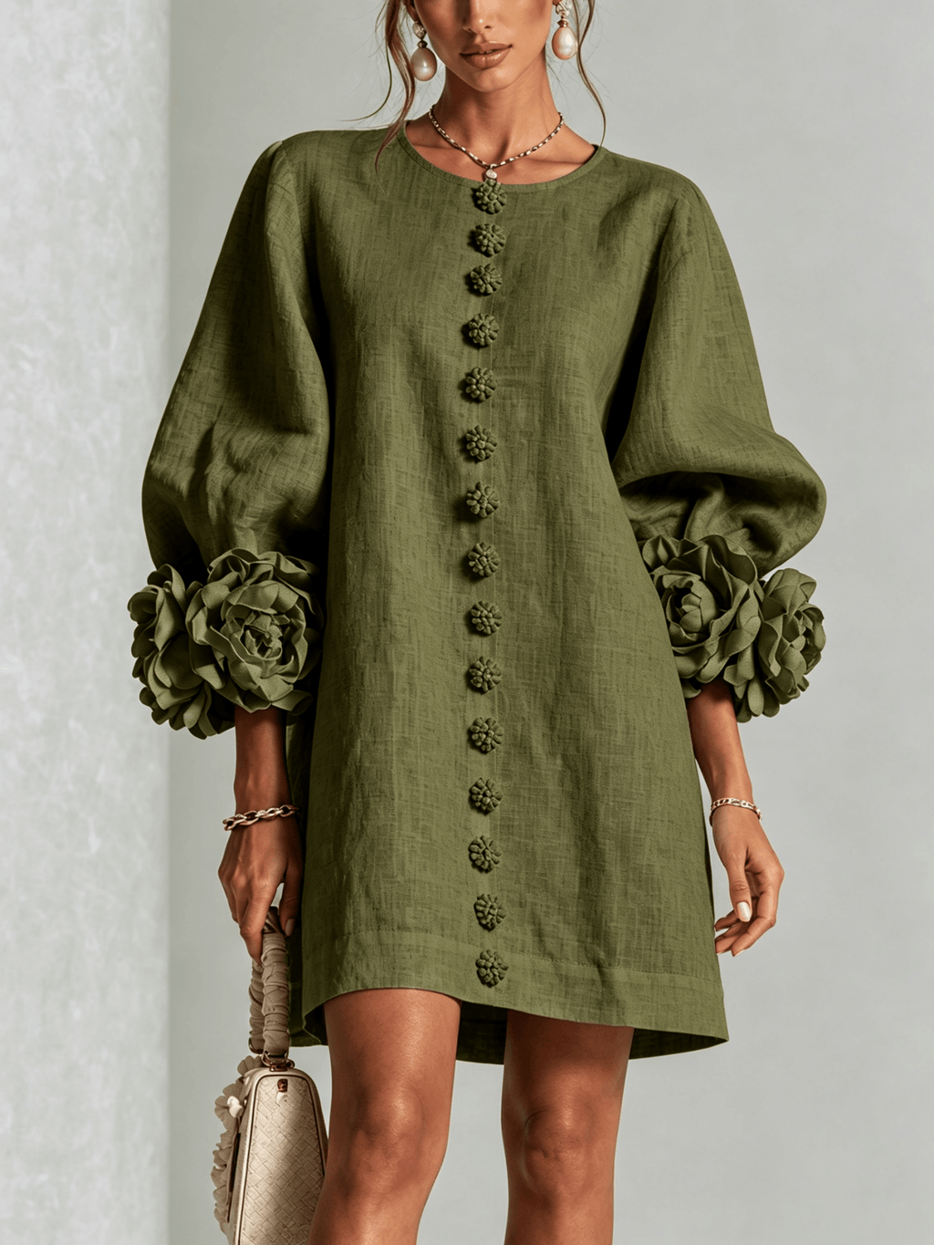Minirobe à imprimé floral et boutons, avec poignets à motifs floraux saisissants.