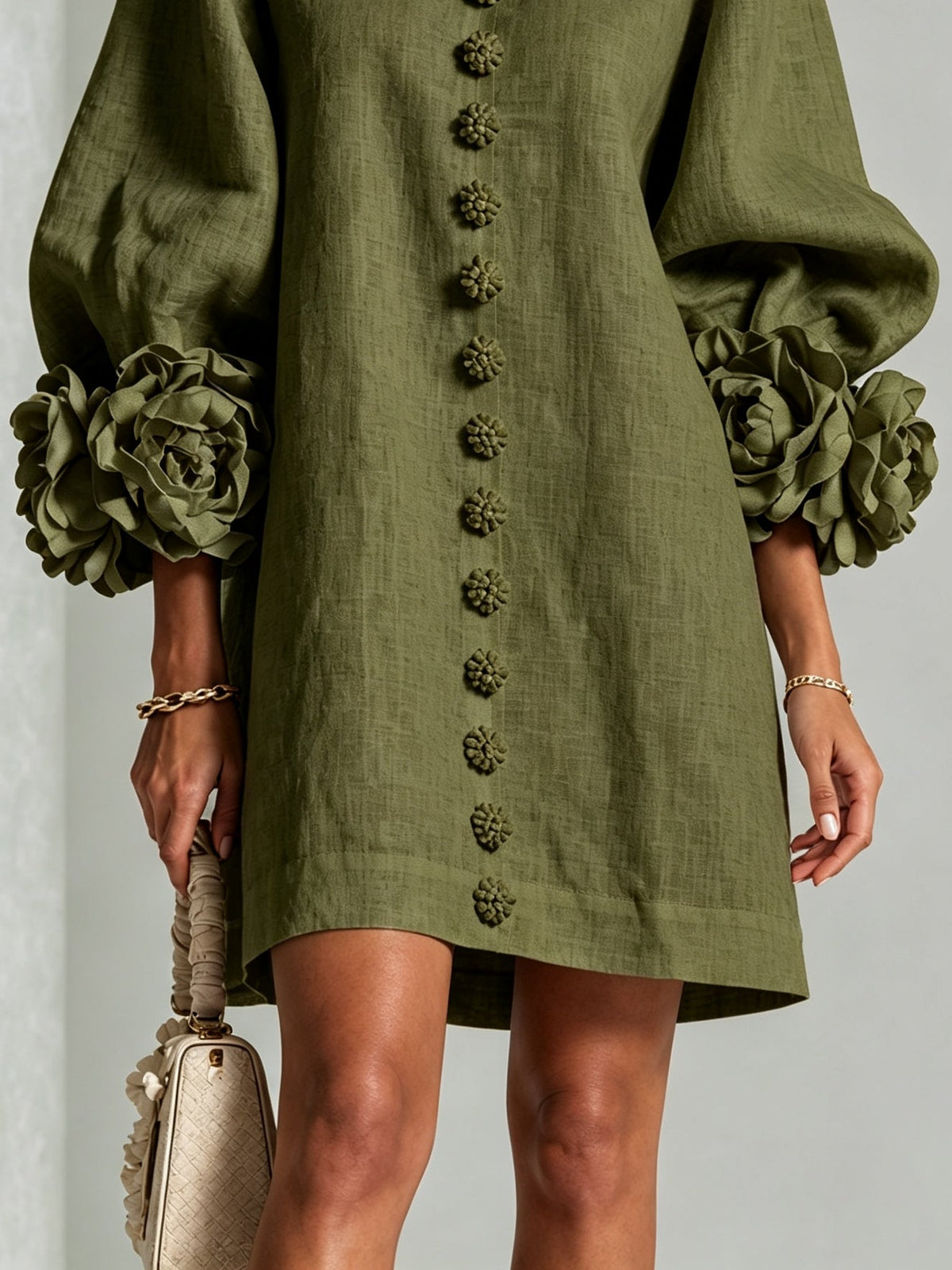 Robe courte vert olive avec boutons floraux et poignets originaux