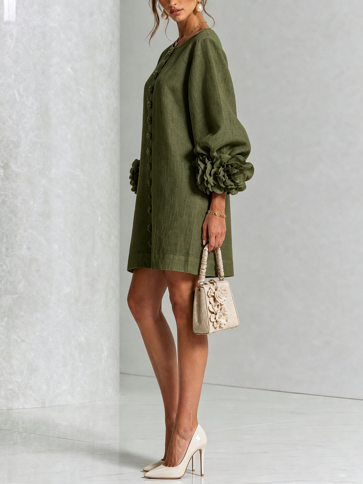 Robe courte vert olive avec boutons floraux et poignets originaux