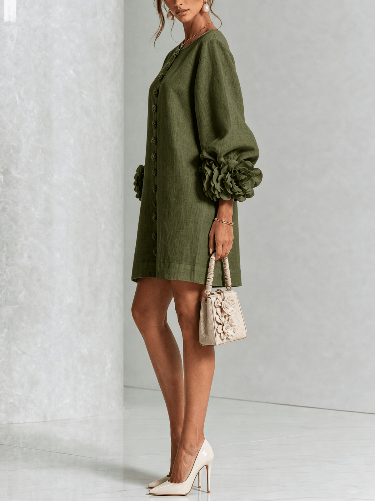 Minirobe à imprimé floral et boutons, avec poignets à motifs floraux saisissants.