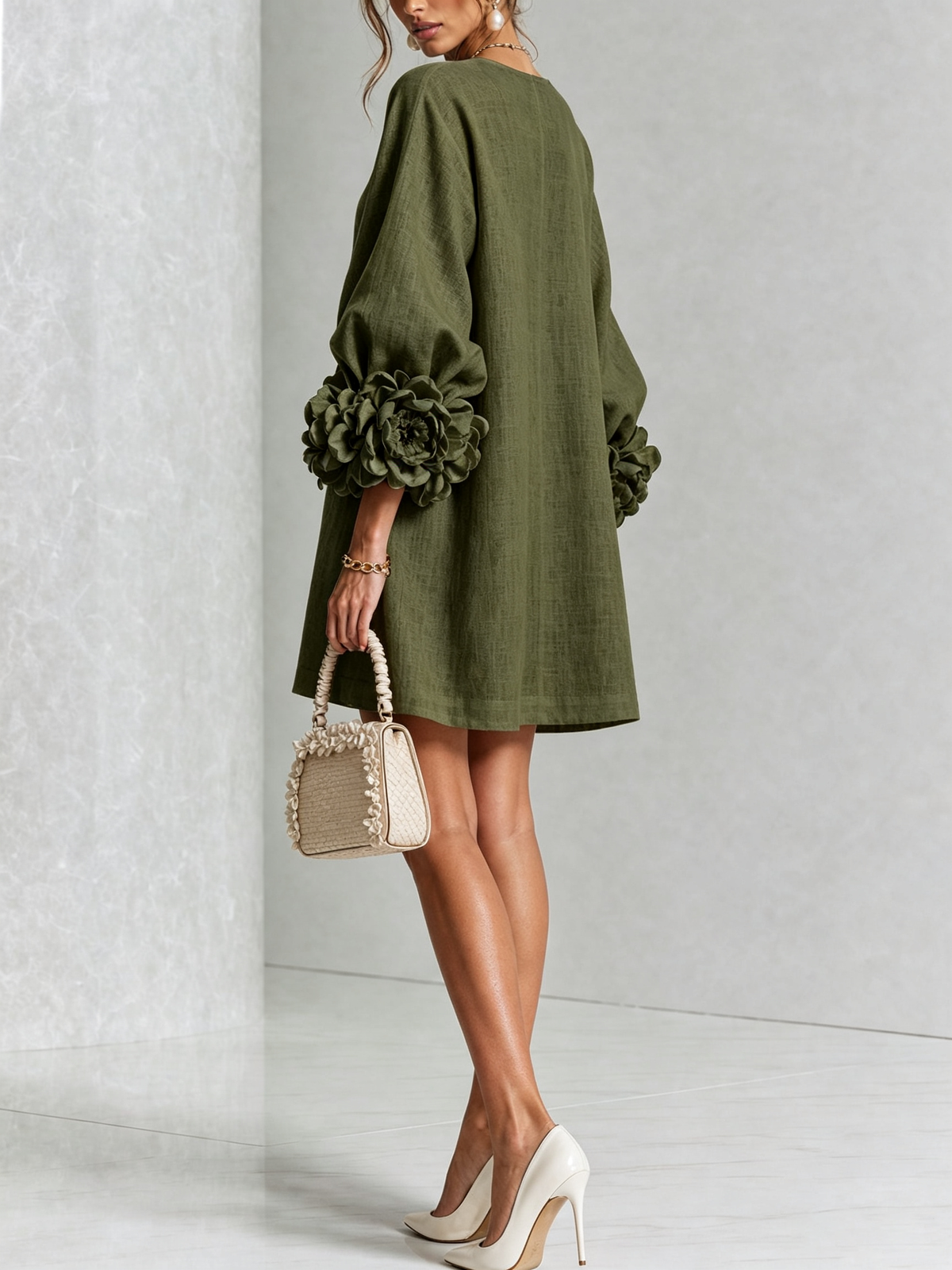 Robe courte vert olive avec boutons floraux et poignets originaux