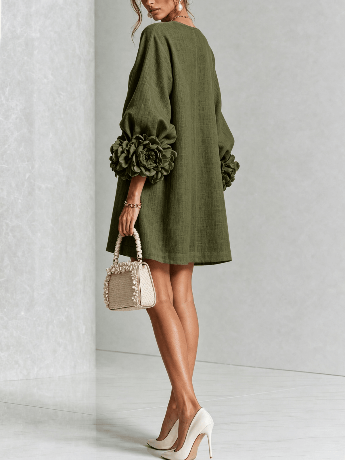 Minirobe à imprimé floral et boutons, avec poignets à motifs floraux saisissants.