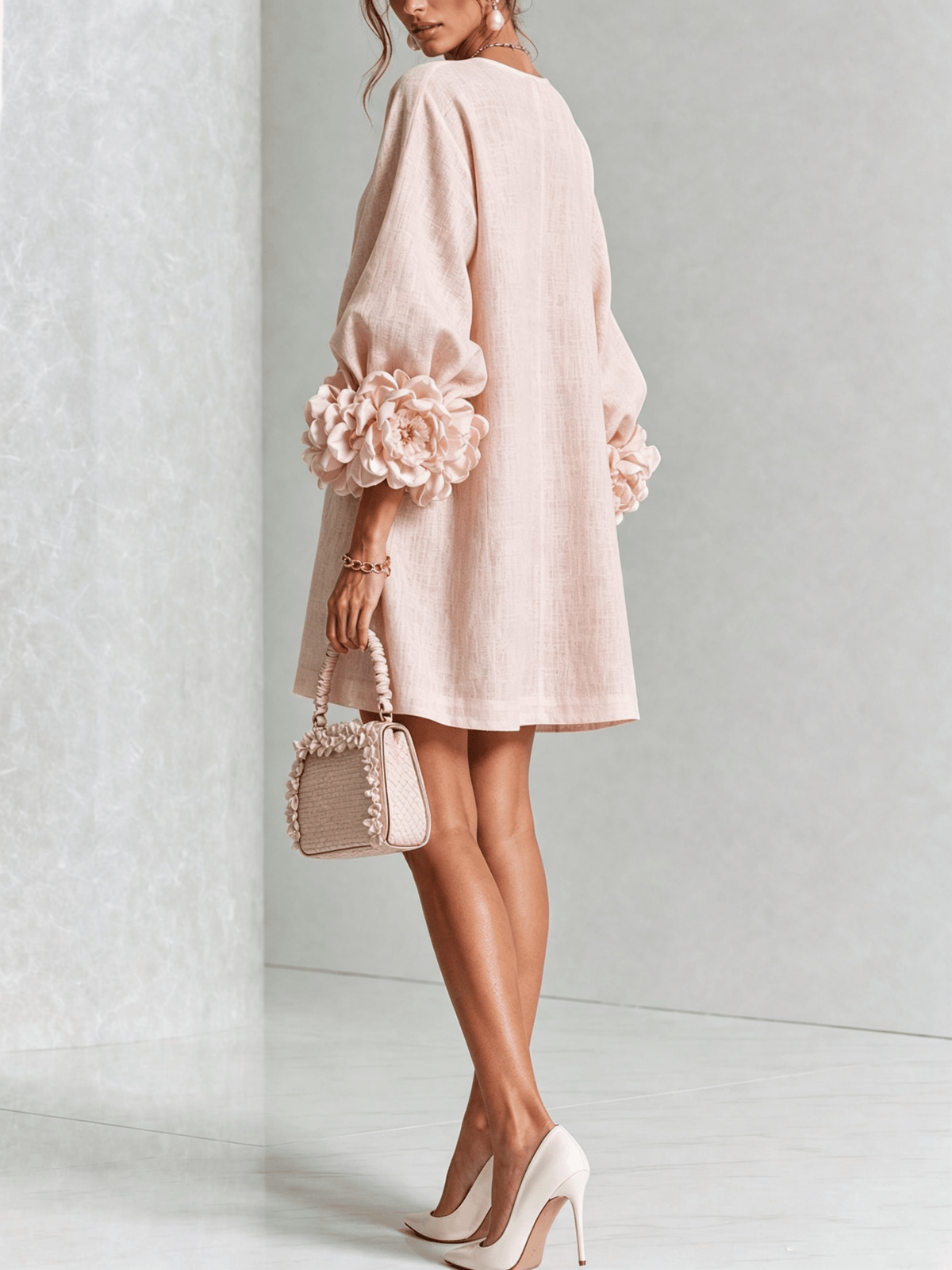 Minirobe à imprimé floral et boutons, avec poignets à motifs floraux saisissants.