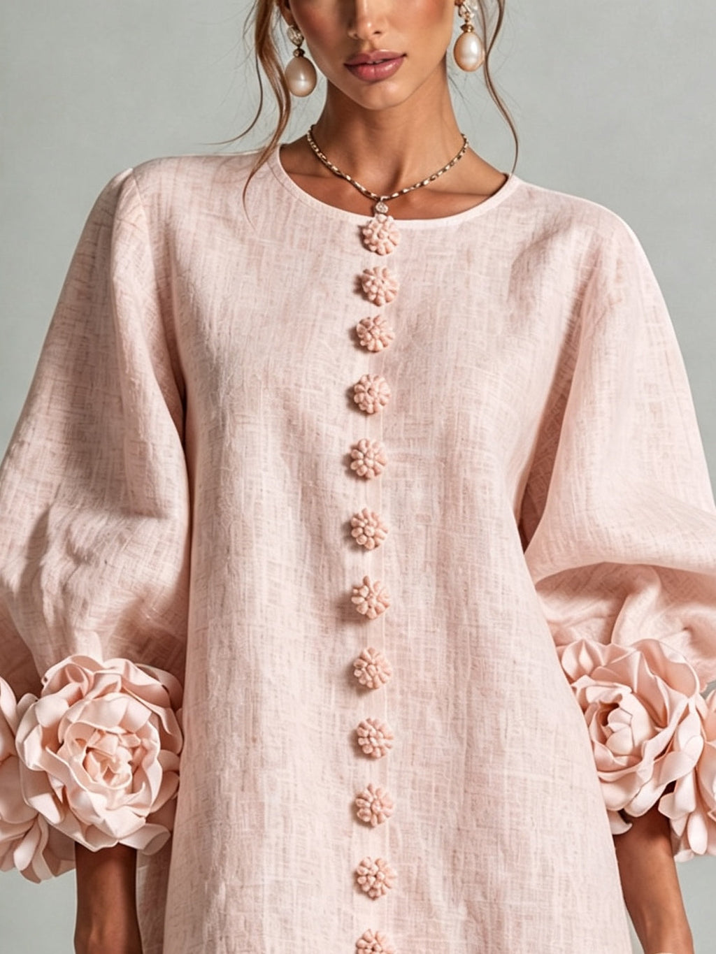 Robe courte rose avec boutons floraux et poignets voyants
