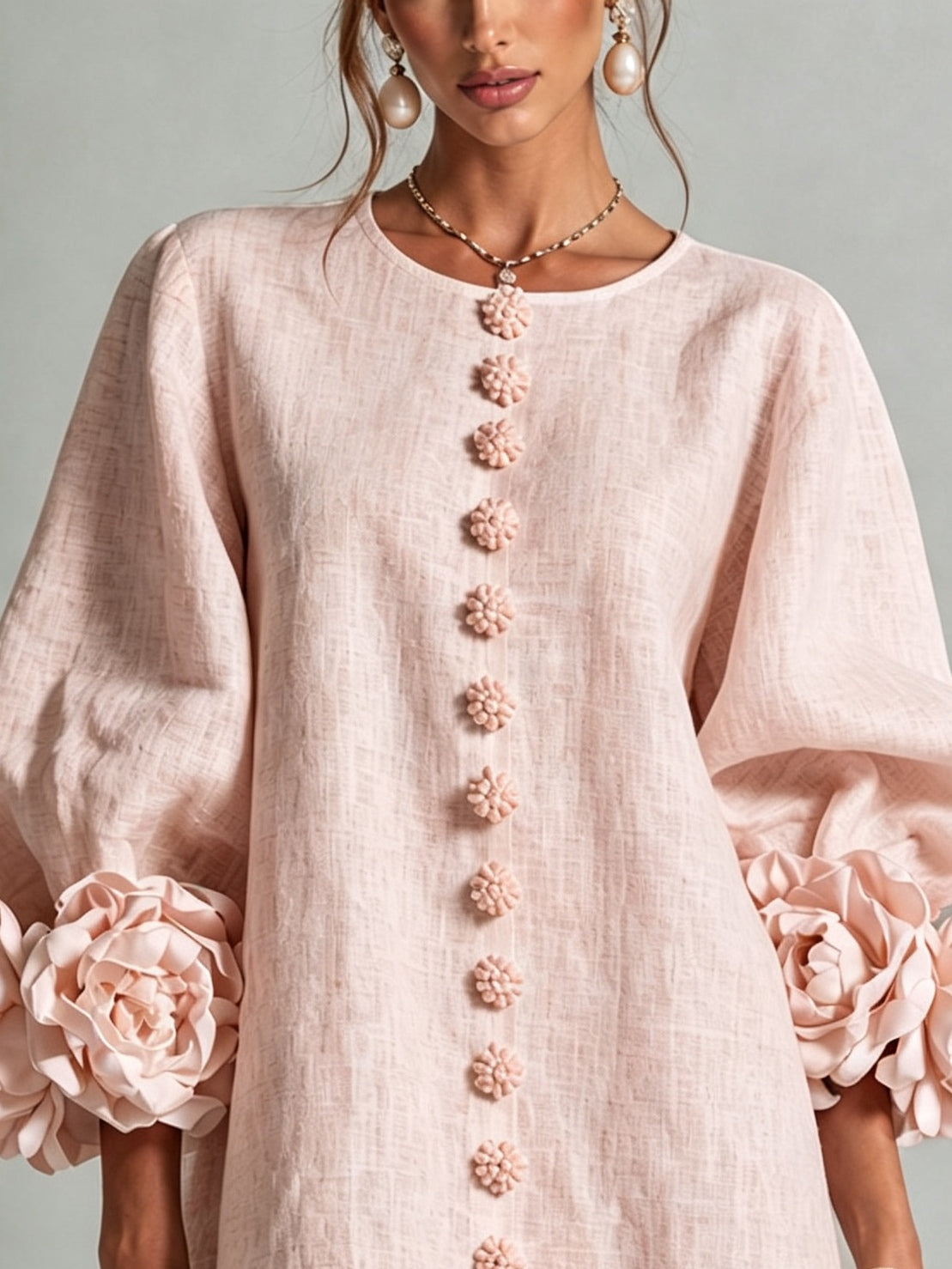 Robe courte rose avec boutons floraux et poignets voyants