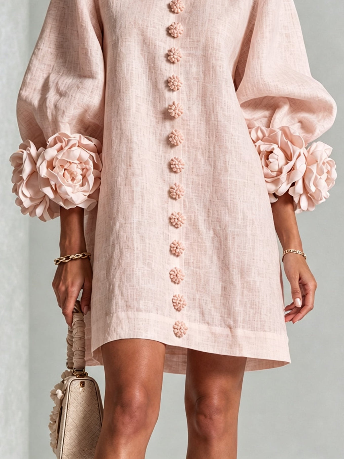 Robe courte rose avec boutons floraux et poignets voyants
