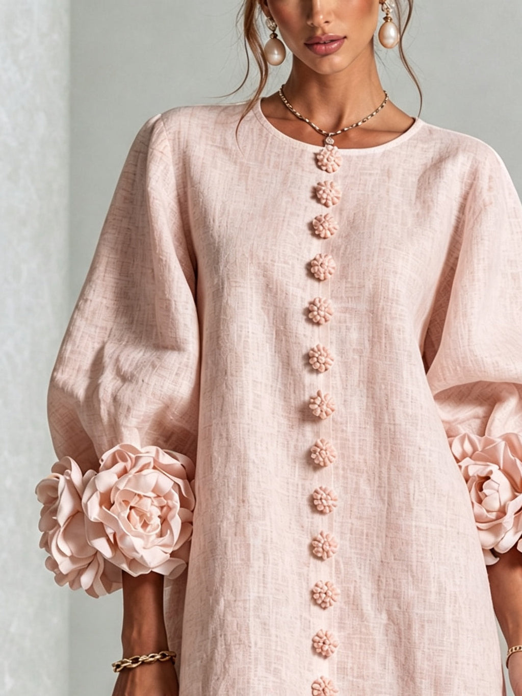 Robe courte rose avec boutons floraux et poignets voyants