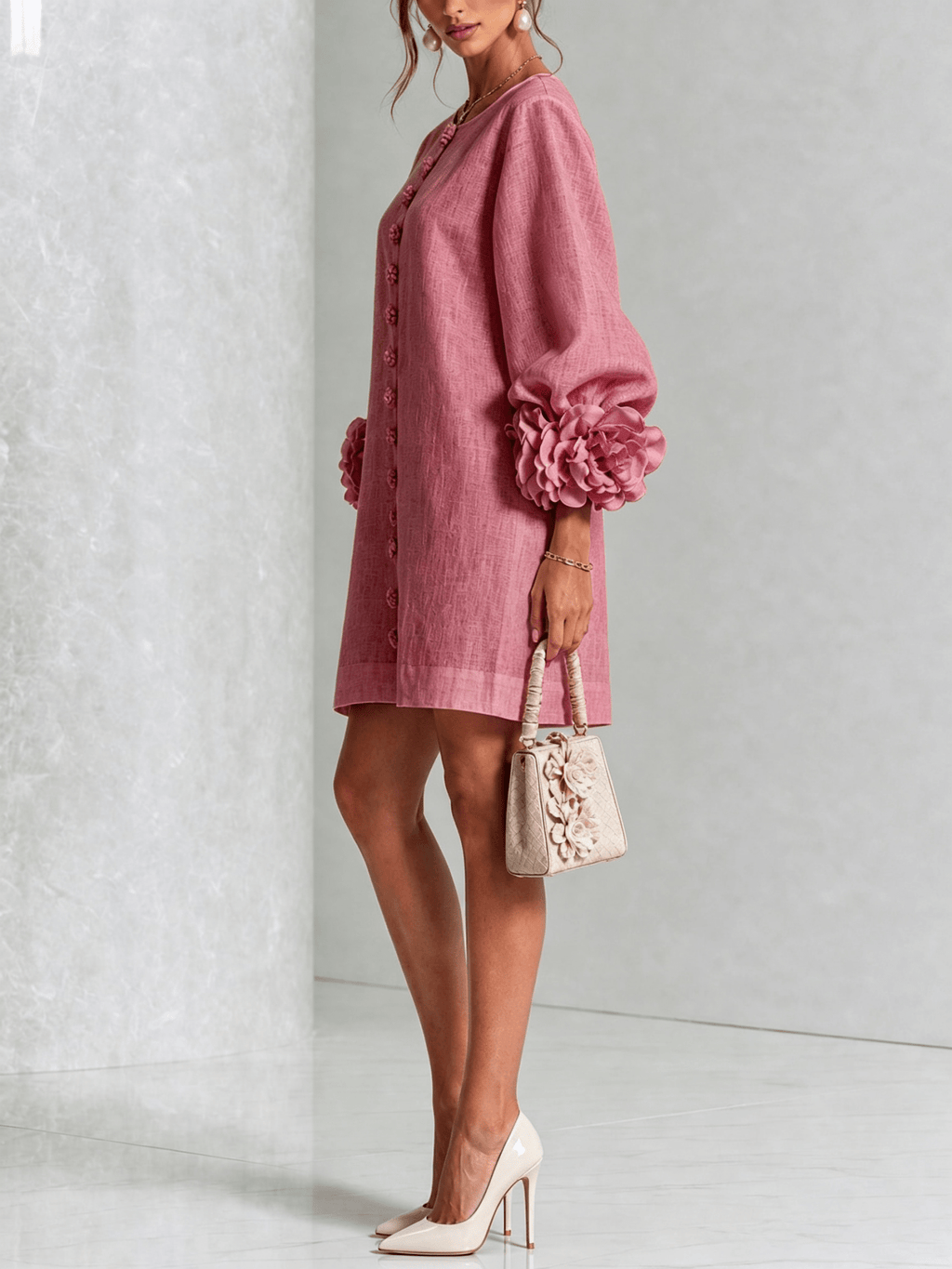 Minirobe à imprimé floral et boutons, avec poignets à motifs floraux saisissants.