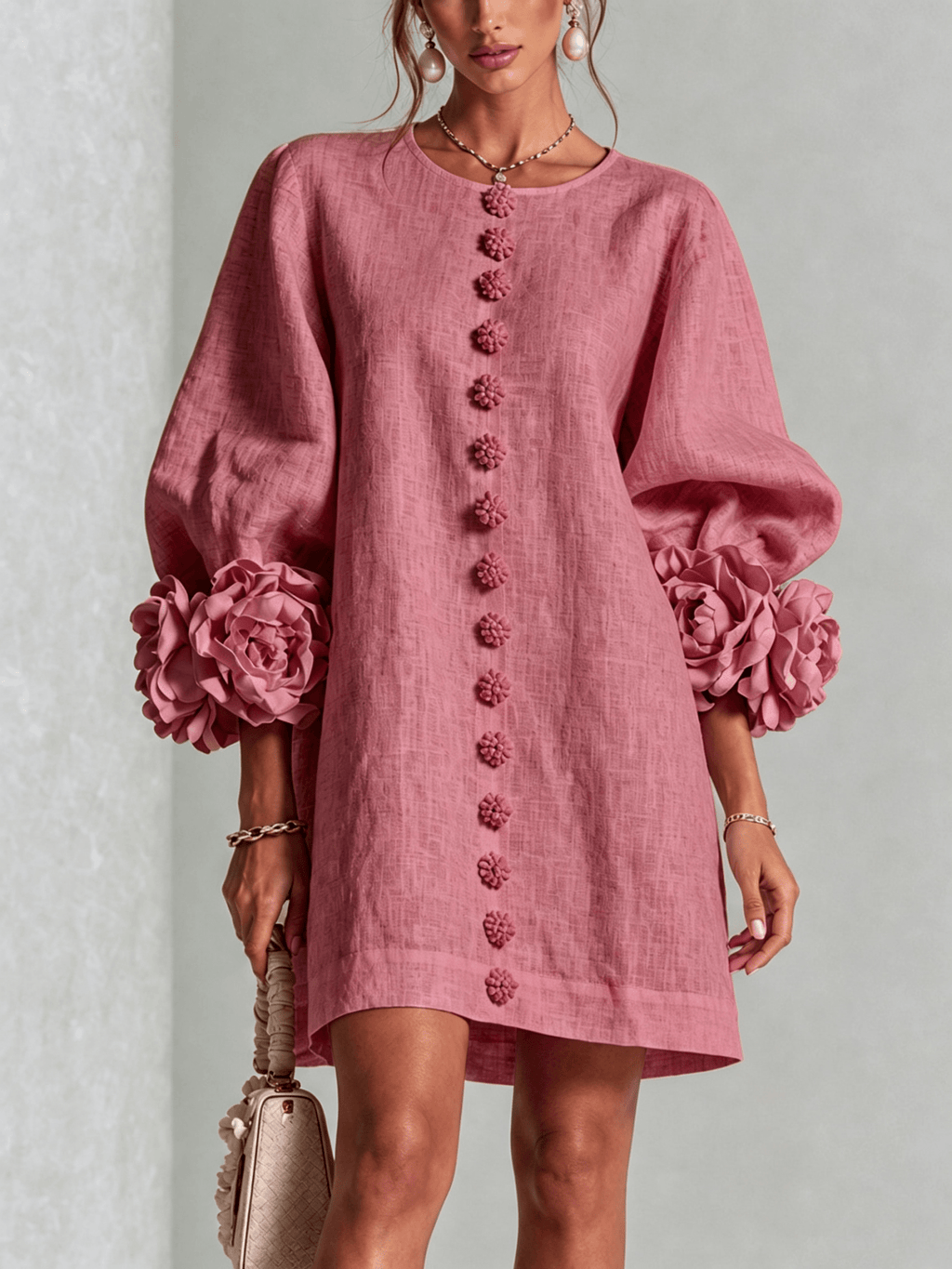 Minirobe à imprimé floral et boutons, avec poignets à motifs floraux saisissants.