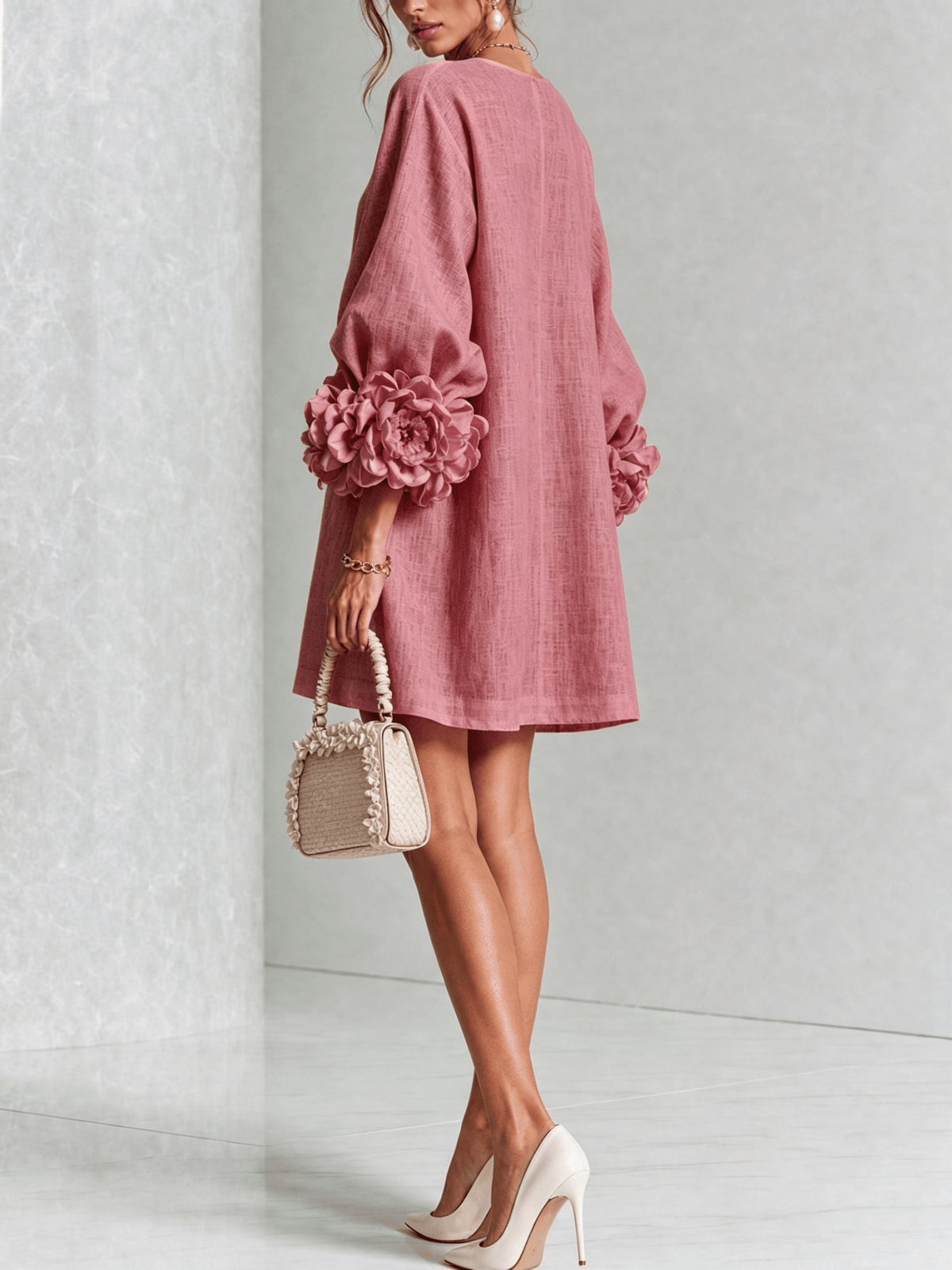 Minirobe à imprimé floral et boutons, avec poignets à motifs floraux saisissants.