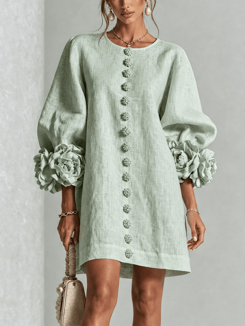 Minirobe à imprimé floral et boutons, avec poignets à motifs floraux saisissants.