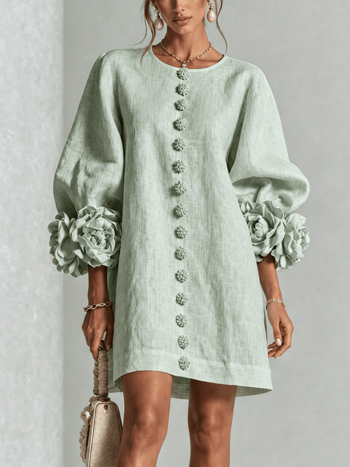 Minirobe à imprimé floral et boutons, avec poignets à motifs floraux saisissants.