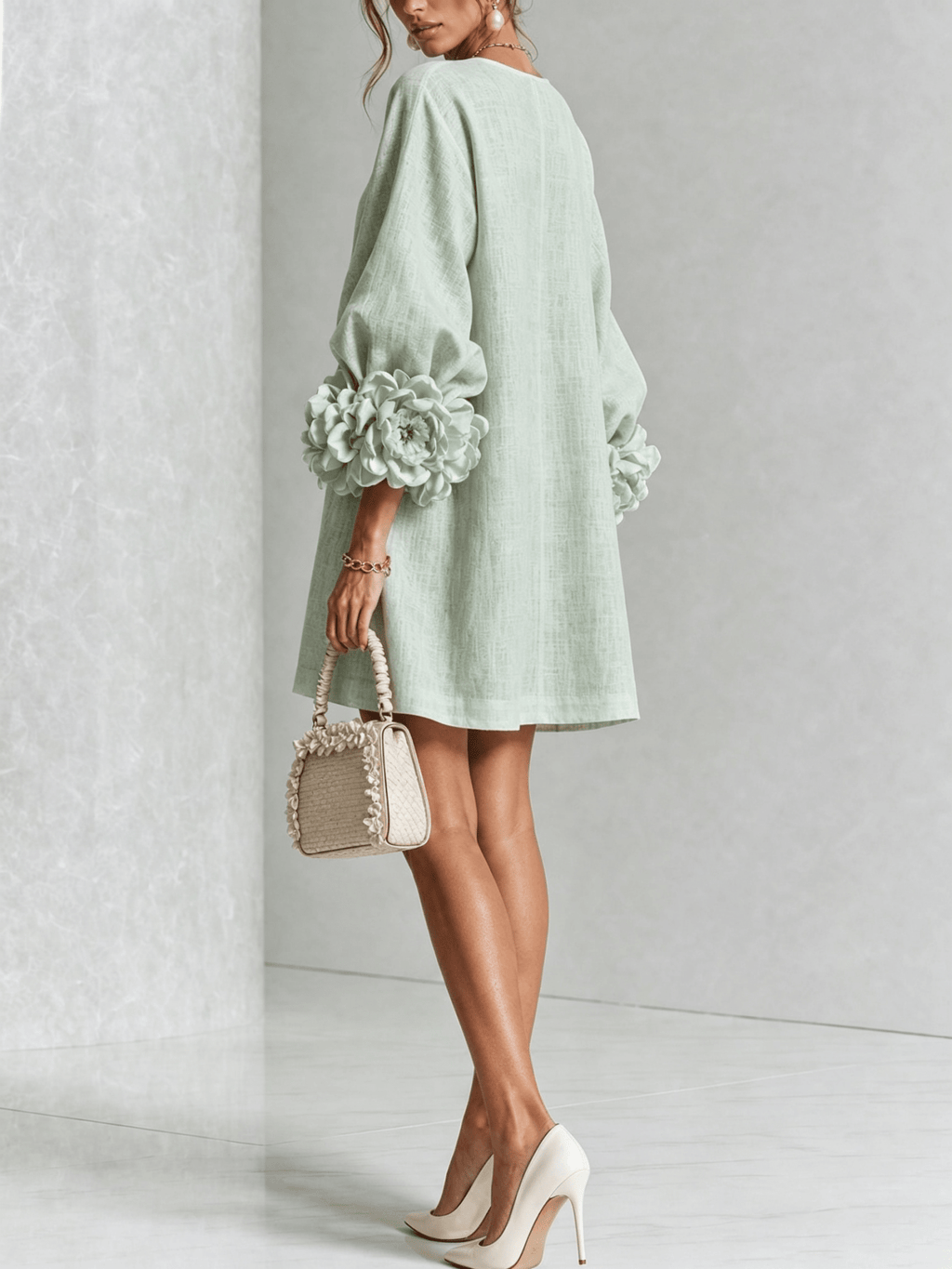 Minirobe à imprimé floral et boutons, avec poignets à motifs floraux saisissants.