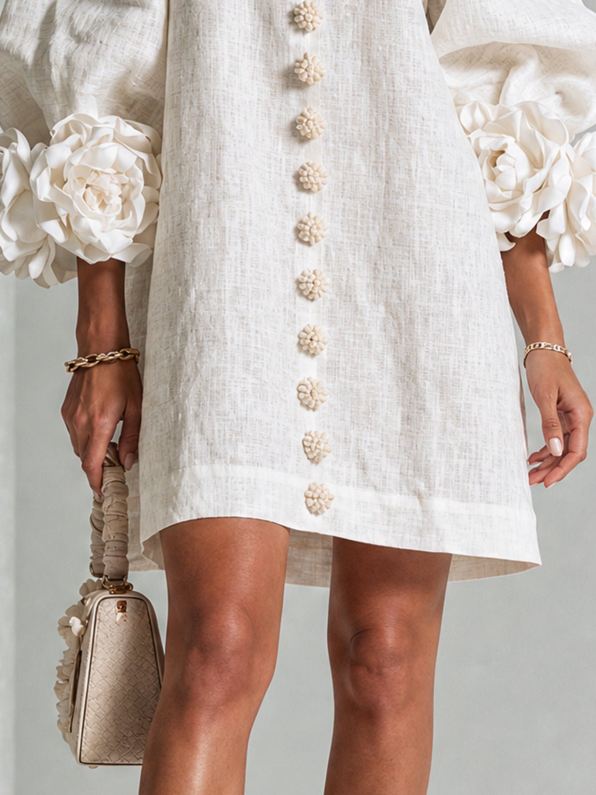 Minirobe à imprimé floral et boutons, avec poignets à motifs floraux saisissants.