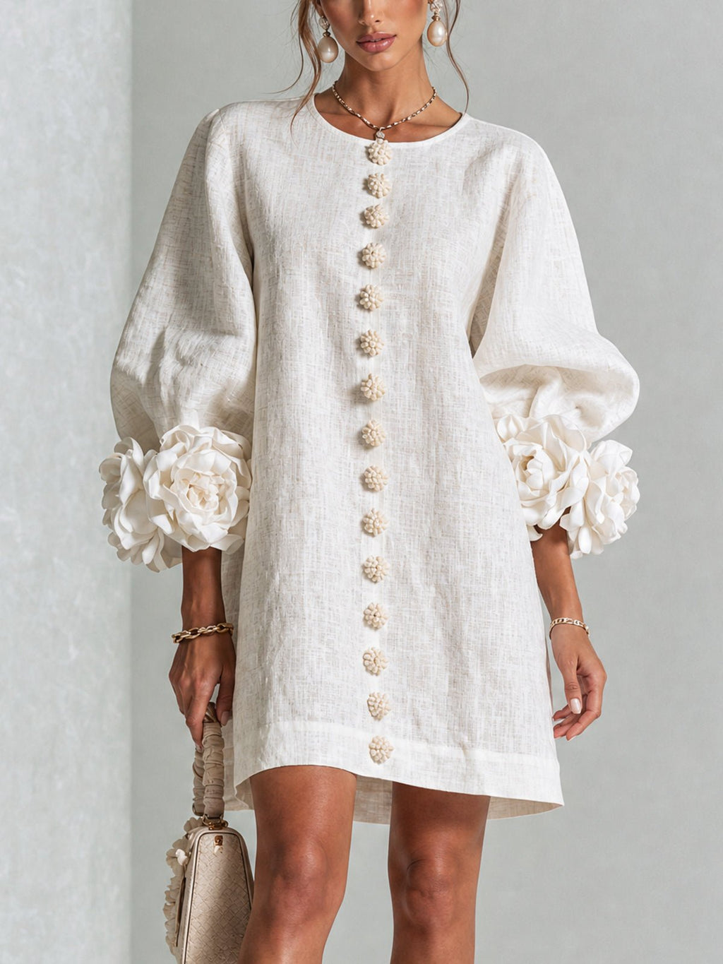 Minirobe à imprimé floral et boutons, avec poignets à motifs floraux saisissants.