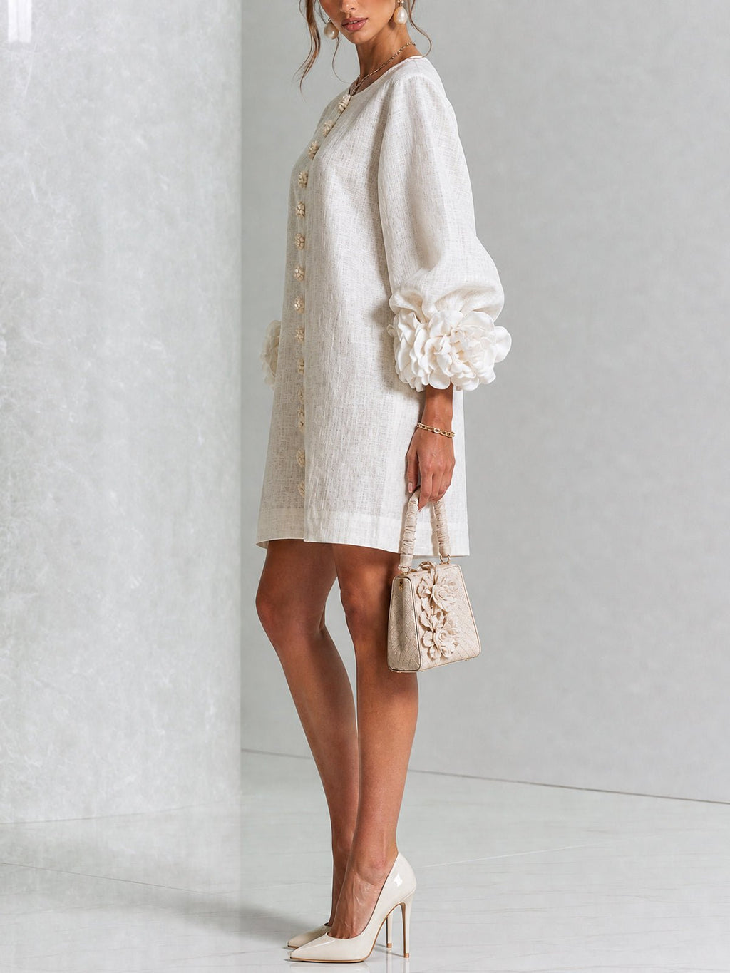 Minirobe à imprimé floral et boutons, avec poignets à motifs floraux saisissants.