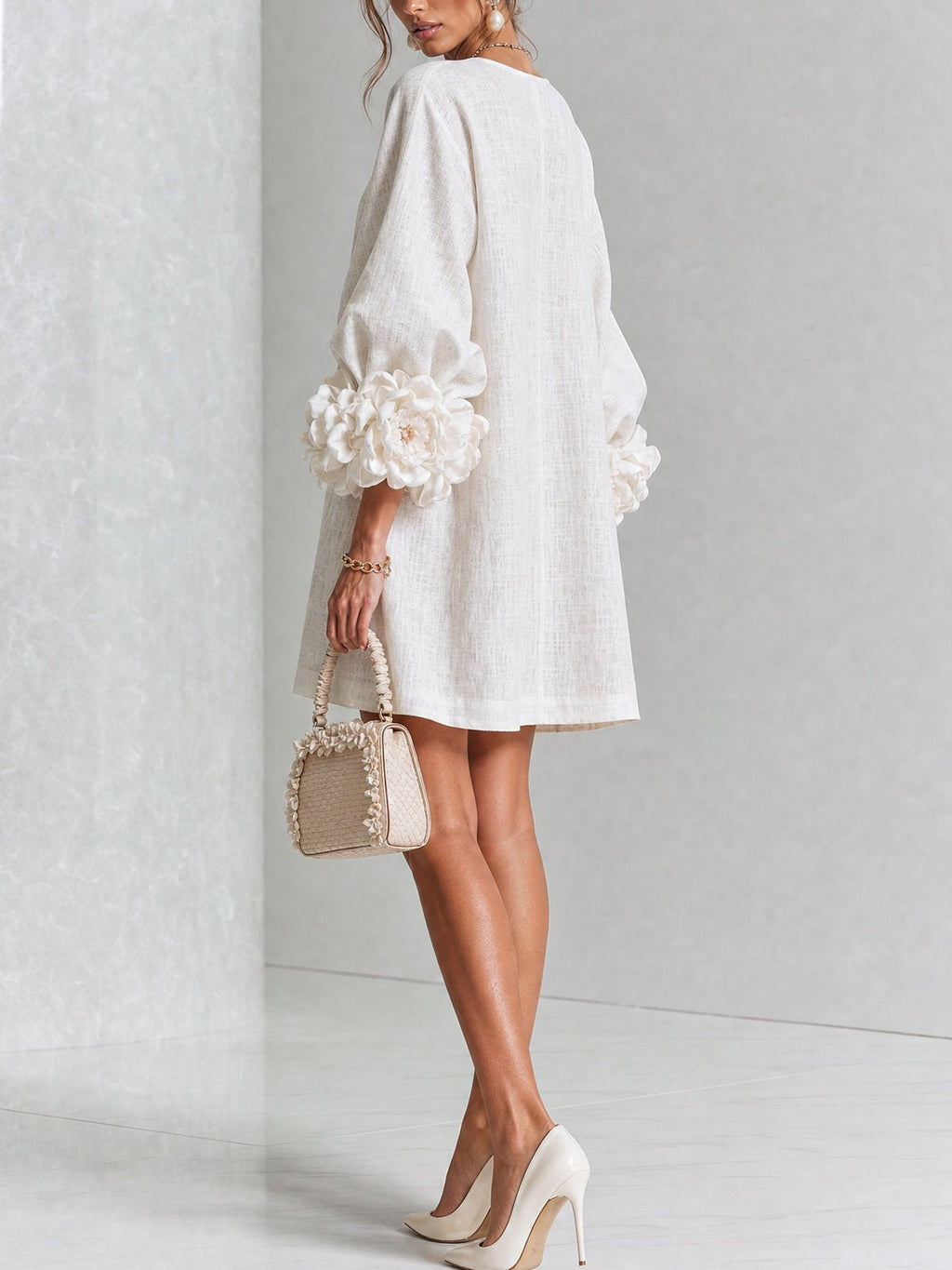 Minirobe à imprimé floral et boutons, avec poignets à motifs floraux saisissants.